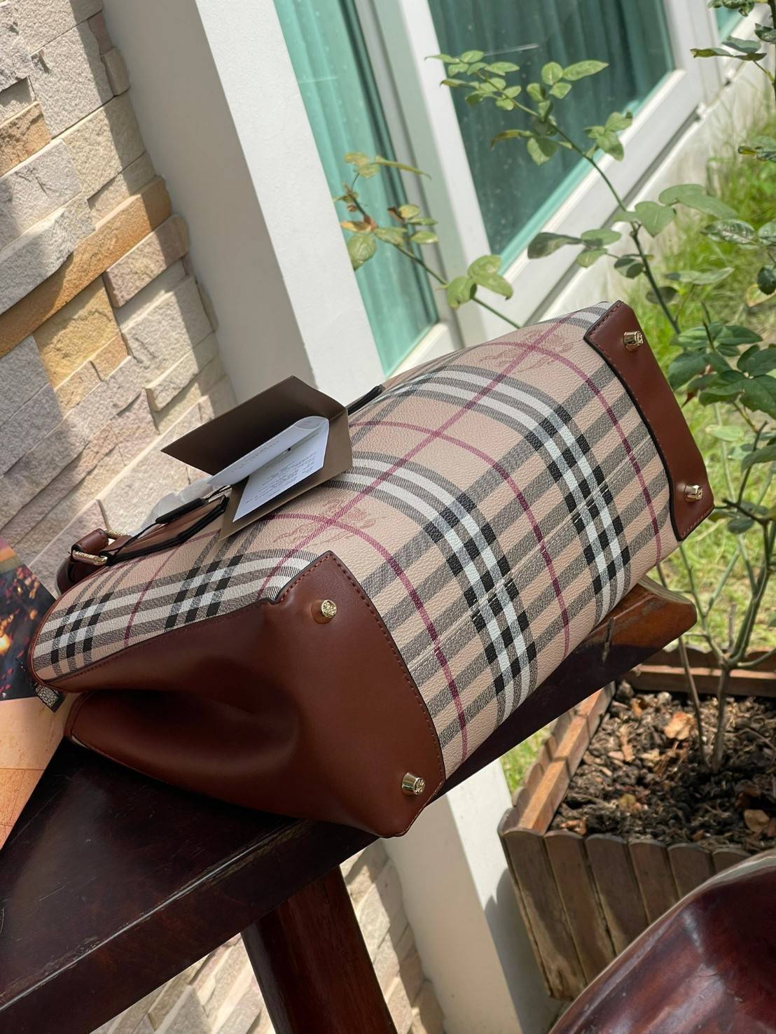 Burberry Medium title tote bag กระเป๋าทำงานดีไซน์สวย เป็นกระเป๋า Tote ที่ออกแบบมาเพื่อให้เหมาะกับการใช้งานของสาวออฟฟิต ที่สามารถจัดของให้เป็นให้ระเบียบ เพราะมีหลายช่องรวมถึงช่องซิป ที่สาทารถช่วยให้แยกของให้เป็นระเบียบและหยิบใช้ได้ง่ายขึ้น ลวดลาย Vintage C