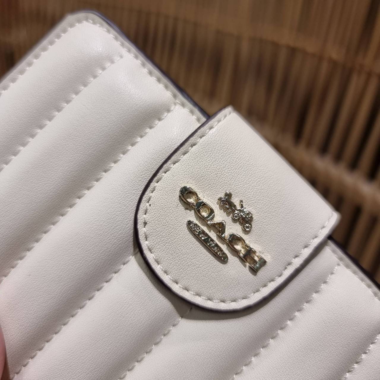COACH C3454 MEDIUM CORNER ZIP WALLET ความหรูที่ซื้อได้!! กระเป๋าสตางค์ดีไซน์ใหม่ล่าสุด ออกแบบมาหรูดูดี ดีเทลลูกเล่นบุหนัง nappa นิ่มขึ้นเงาสวยมากๆ เปิด-ปิดใช้งานง่าย มีช่องซิปแยก มีช่องใส่บัตร ใส่ธนบัตรได้ทุกชนิด สะดวกใช้จริงๆใบนี้ สาวๆได้ไปใช้แล้วไม่อยาก