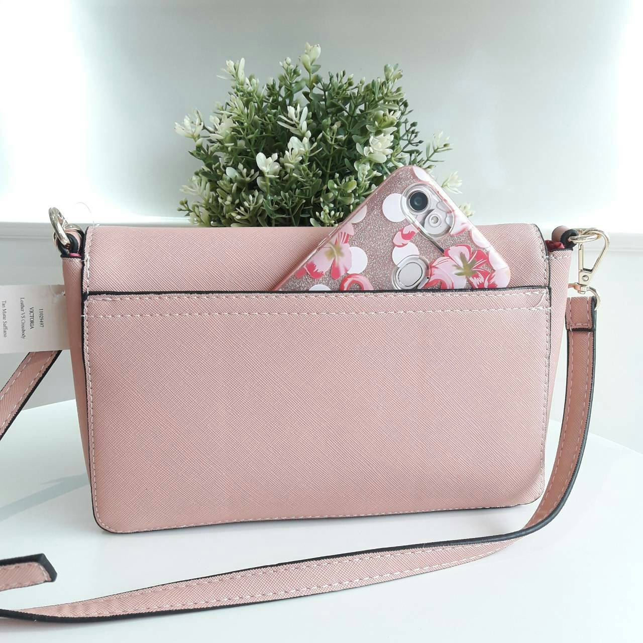 VICTORIA SECRET CLUTH & CROSSBODY BAG กระเป๋าสะพายข้าง แบบเรียบหรู วัสดุทำจากหนัง PU น้ำหนักเบา ด้านในมีช่องใส่ของหลักพร้อมช่องซิป ด้านหลังมีช่องเล็กอีก 1 ช่อง สายสะพายสามารถถอดออกหรือปรับระดับได้ ด้านในใส่กปต.ยาว + มือถือได้ทุกรุ่น ใบนี้แนะนำเลยค้า