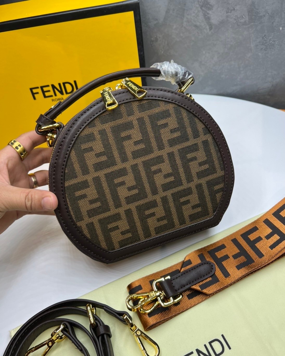หนังแท้ FENDI CROSSBODY BAG / fendi circle bag / Fendi Round Monogram Crossbody Bag กระเป๋าสะพายทรงกลมสวยเด่น มีดีเทลเพิ่มความหรู ด้วยสีของอะไหล่ วัสดุหนังแคนวาสสลับหนังแท้ ภายในโล่งกว้าง มีช่องซิปแยกให้อีก ใช้งานง่าย พร้อมสายสะพาย 2 เส้น สายสะพายครอสปรับ