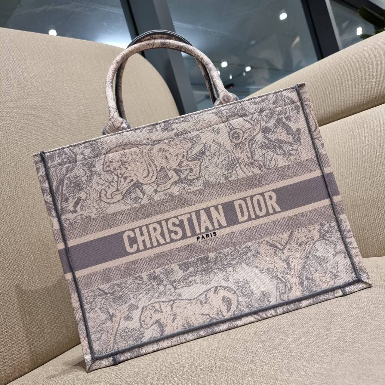 VIP 】HOT ARRIVAL!! DIOR CD SHOPPING BAG WITH GWP กระเป๋าทรงช้อปปิ้งใบใหญ่ จุใจ!! พรีเมี่ยมกิ๊ฟรุ่นดับเบิ้ลฮอต ดีไซน์คลาสสิควินเทจ สวยหรู วัสดุผ้าแคนวาสลายกราฟฟิค ภายในโล่งกว้างมากๆ ใส่ของจุสุดๆ โน้ตบุ้ค ไอแพด กระเป๋าสตางค์ มือถือ หรือเสื้อผ้ายังได้ สะพายค
