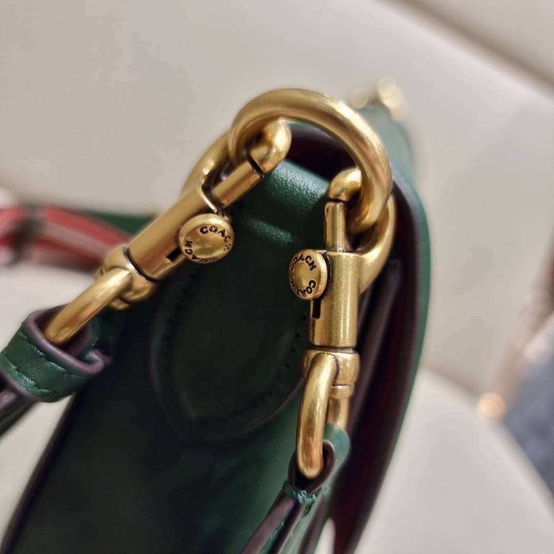 COACH C0749 BEAT SADDLE BAG The best item! ที่สาวๆรอคอย! ฮอตไฟลุก! สีหายาก ละมุนคุณหนู คอลเลคชั่นใหม่ ดีไซน์หรูหรา พิเศษมากๆมาพร้อมสายสะพาย 2 เส้น ใช้คู่กันหรือแยกสะพายก็สวยครบสูตร กระเป๋าสะพายทรง saddle คลาสสิค วัสดุหนัง glove-tanned ทนทาน เปิด-ปิดด้วยกร