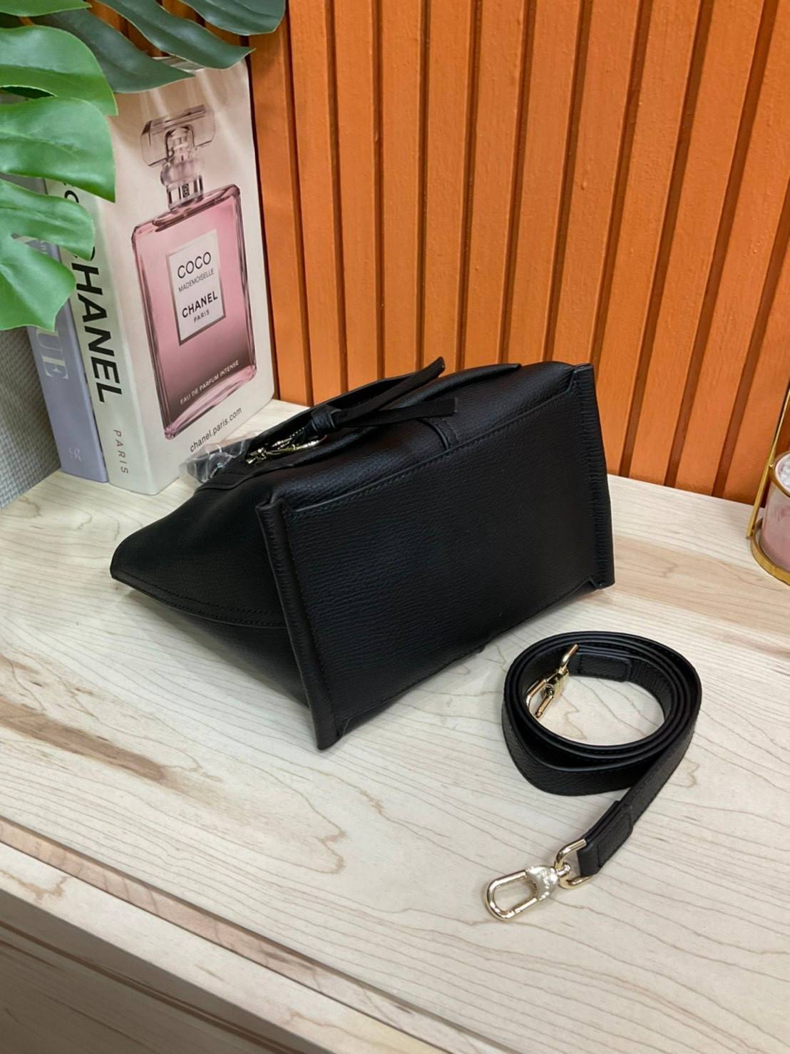 ของแท้ 💯% LONGCHAMP MINI MAILBOX TOP HANDLE BAG กระเป๋าถือ/Crossbody รุ่นหายาก!! รุ่นใหม่ล่าสุด ดีไซน์ด้วยเส้นด้ายที่ดูโฉบเฉี่ยว และ รูปทรงสี่เหลี่ยมคางหมู ทรงสวยโดดเด่น เป็นเอกลักษณ์ของผู้หญิง Longchamp วัสดุ Polyamide & Leather หนังแท้
