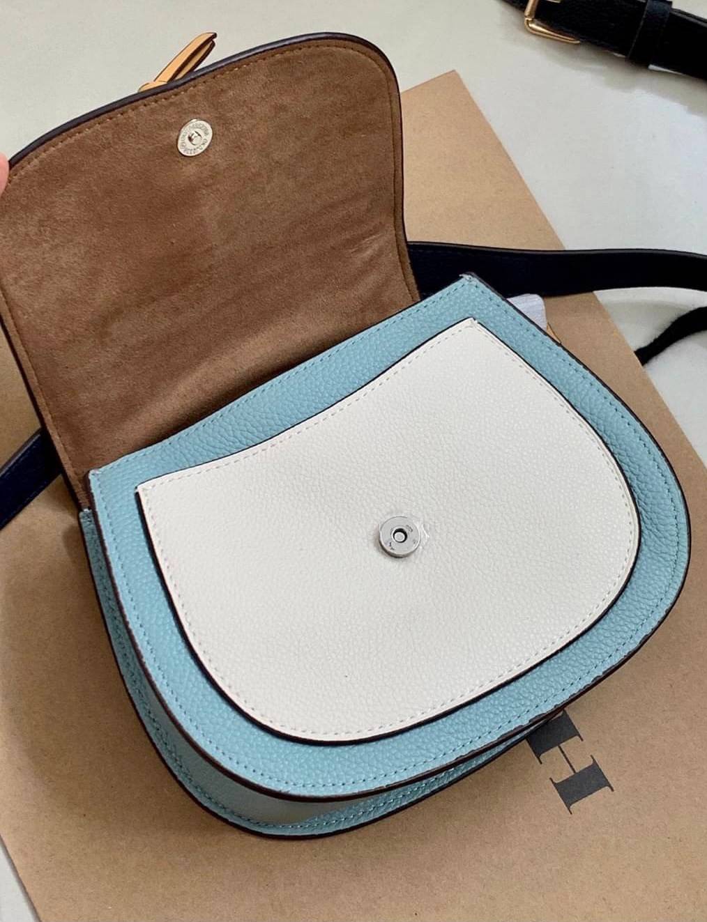 OUTLET 】COACH REMI SADDLE BAG IN COLORBLOCK ((1330)) รุ่นแนะนำ คลาสสิคน่าใช้มากๆ วัยใสๆใช้ดีค่ะ 😘 พร้อมส่งที่ไทยอีกครั้ง! กระเป๋าสะพายข้าง//ครอสบอดี้ร์//หรือทบเป็นสายคู่สะพายไหล่ได้ค่ะ แล้วแต่ชอบเลยค่ะ! วัสดุหนังแท้ ลายหนังสวยมากๆค่ะรุ่นนี้ หลงรัก