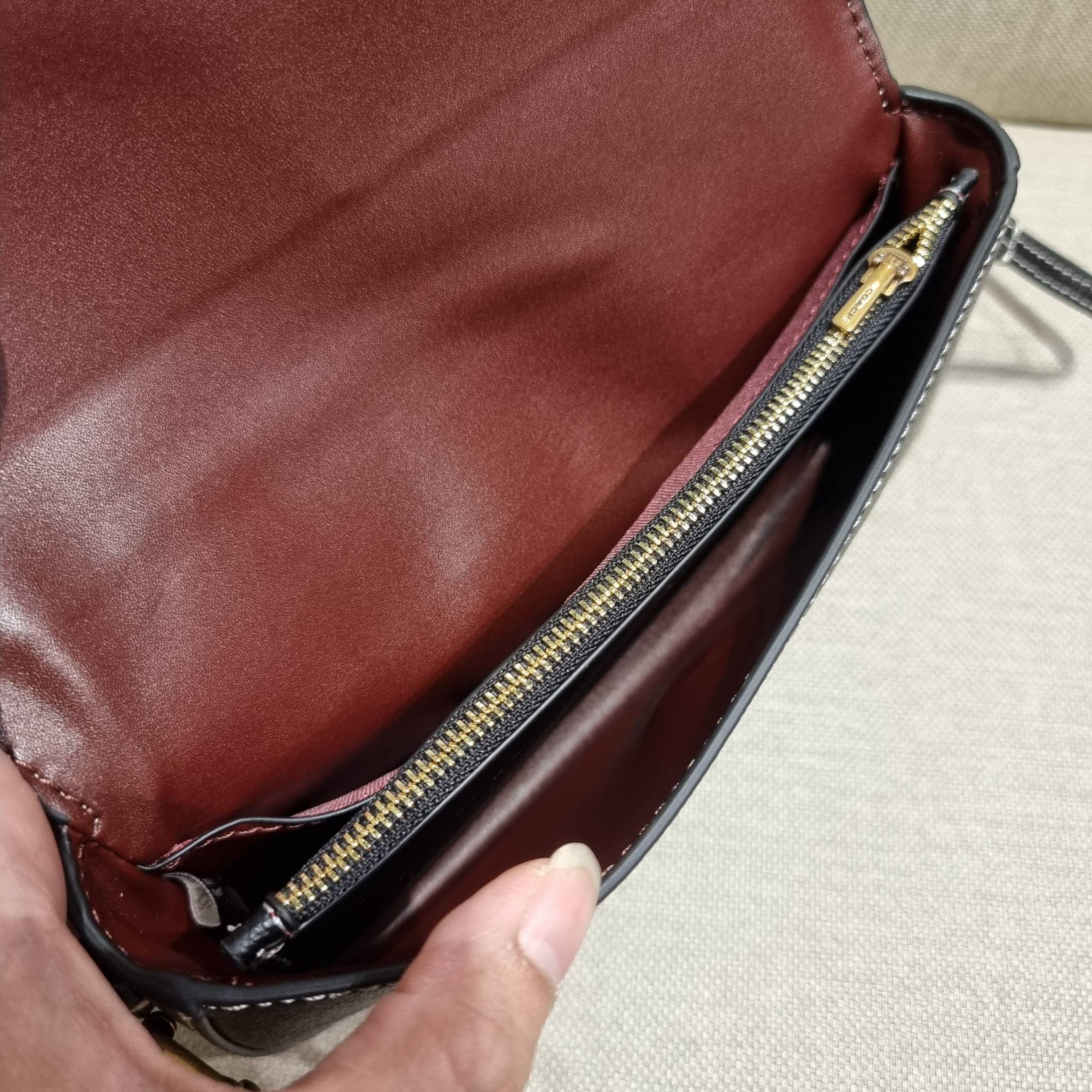 COACH C8439 WYNN CROSSBODY ใหม่ล่าสุด พร้อมเสิร์ฟความหรู ดูดีแบบน้อยแต่มาก กระเป๋าสะพายครอสบอดี้ ที่ซ่อนดีเทลดีงาม มีช่องเสียบบัตรแยกใช้ได้ หรือจะใส่ไว้ในกระเป๋า เพื่อแบ่งสัดส่วนให้ดูน่าใช้ วัสดุหนังวัวลายเกรน เส้นคมสวย เปิด-ปิดด้วยกระดุมแม่เหล็ก สะดวกใช้