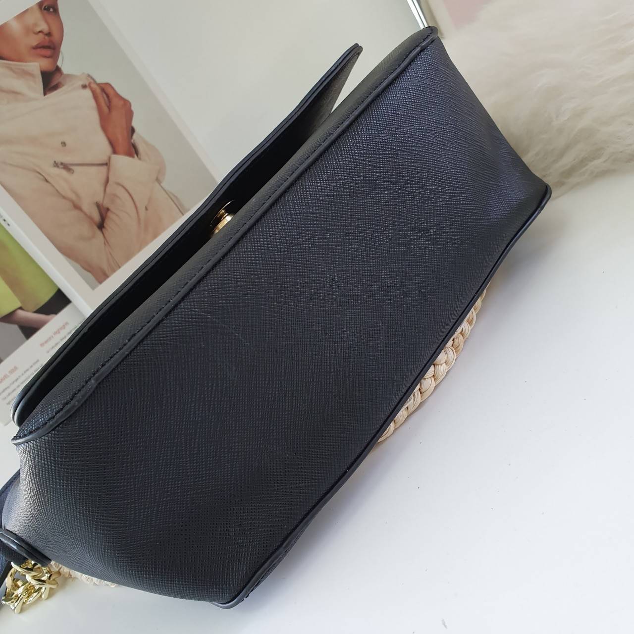 Michael Kors Crossbody Bag กระเป๋าสะพายแบบ crossbody หนังลาย saffiano เปิดปิดด้วยซิปแบรนด์ อะไหล่ทอง ด้านหน้าประดับโลโก้ โลหะแบรนด์ ด้านในบุผ้าแบรนด์สวยหรู น้ำหนักเบา มีช่องซิปใส่ของจุกจิกและช่องใส่มือถือ มาพร้อมสายสะพายยาวโซ่ทอง+หนัง ปรับได้หลายระดับ ขนา