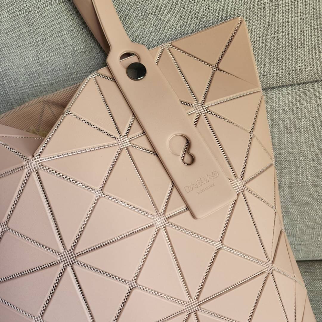 BAO BAO ISSEY MIYAKE LUCENT ONE-TONE กระเป๋า Bao Bao จากแบรนด์ดัง Issey Miyake แบรนด์แฟชั่นจากประเทศญี่ปุ่น ซึ่งมีสินค้ามากมายไม่ว่าจะเป็นเสื้อผ้า นาฬิกา น้ำหอม และที่ขาดไม่ได้นั่นก็คือ กระเป๋า Bao Bao ที่มีความพิเศษในเรื่องของวัสดุและดีไซน์ที่ครองใจสถาปน