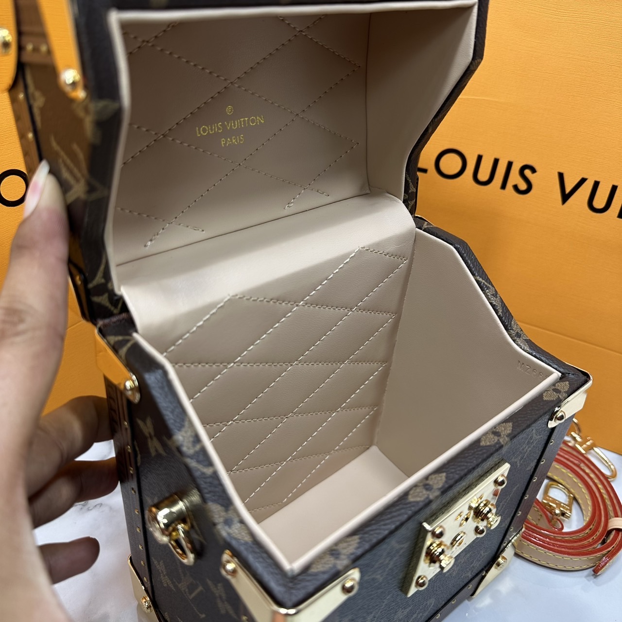 ORI หนังแท้ | LV Camera Box S-lock Monogram canvas กระเป๋าสะพายทรงกล่องดีไซน์ขนาดเล็กพกพาสนุก คอลเลกชัน Fall-Winter 2022 เปี่ยมไปด้วยพลังและหรูหรา