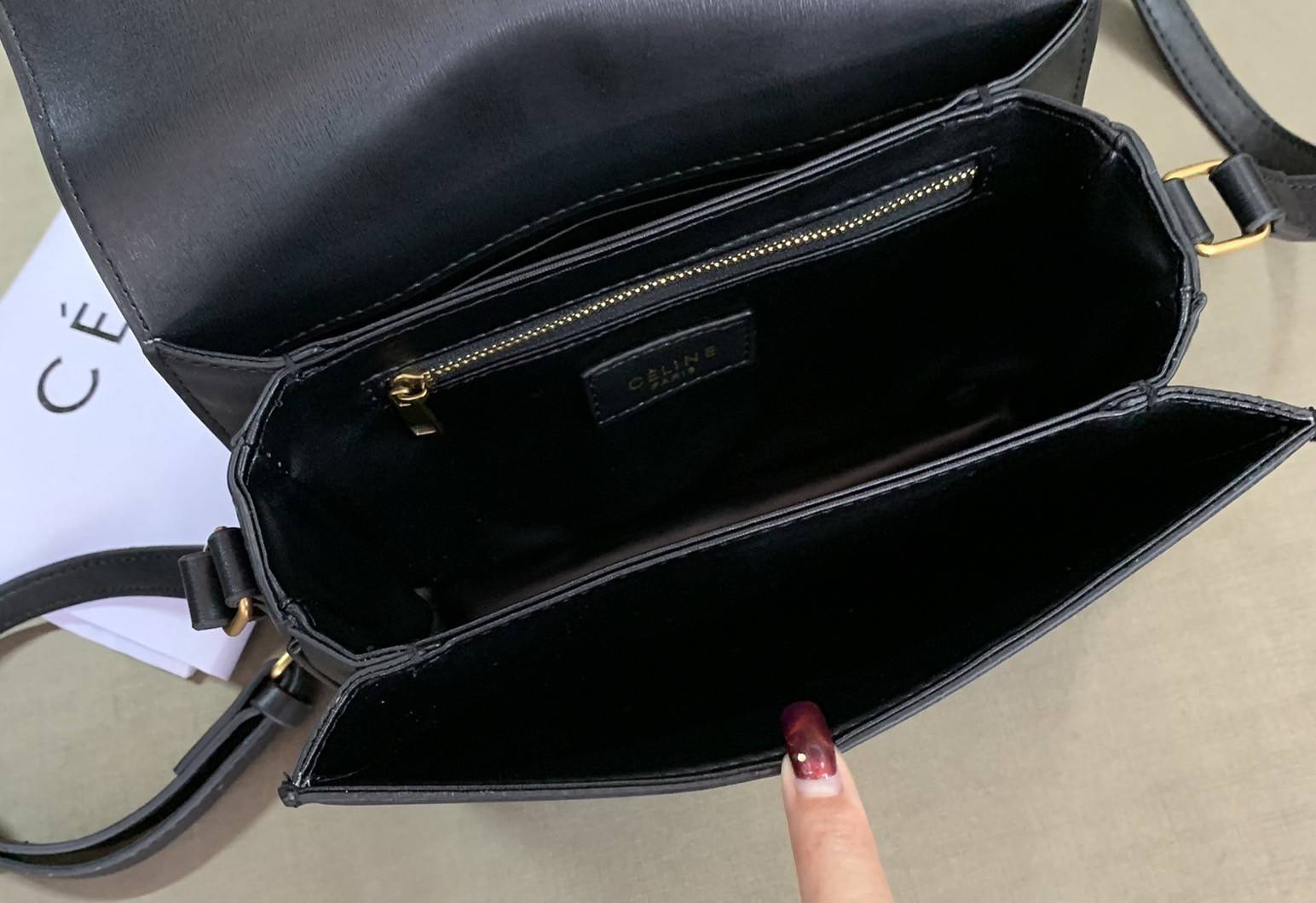 CELINE Medium Triomphe Bag In Shiny Calfskin Medium Triomphe Bag In Shiny Calfskin GIFT WITH PURCHASE (GWP) พรีเมี่ยมกิ๊ฟ Limited Edition จาก CELINE PERFUME DUTY FREE COUNTER วัสดุหนังแท้ (Calfskin) ซับในเป็นหนังแกะ (Lambskin) รูปทรงสี่เหลี่ยมผืนผ้า ขนาดก