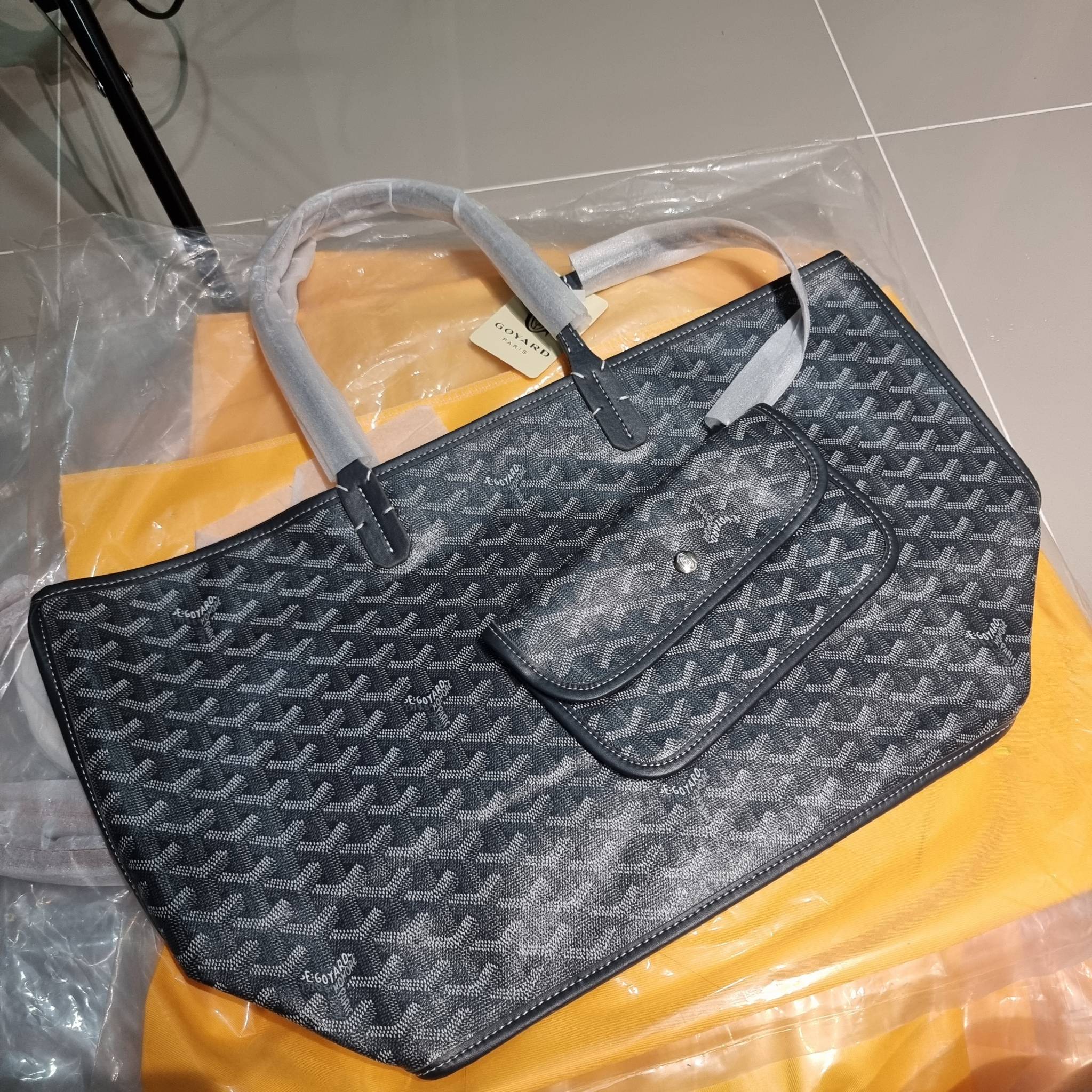 GOYARD ANJOU REVERSIBLE TOTE กระเป๋าสะพายทรงโท้ท ใบใหญ่จุใจ!! กลับด้านใช้ได้ทั้ง 2 ด้าน มาครบสีขายดี เลิศทุกสี รูปทรงคลาสสิค ดีไซน์เป็นเอกลักษณ์ ใช้งานได้หลากหลาย สามารถกลับด้านใช้ได้แบบไม่มีเบื่อ วัสดุหนังแคนวาสพิมพ์ลายสวยคม