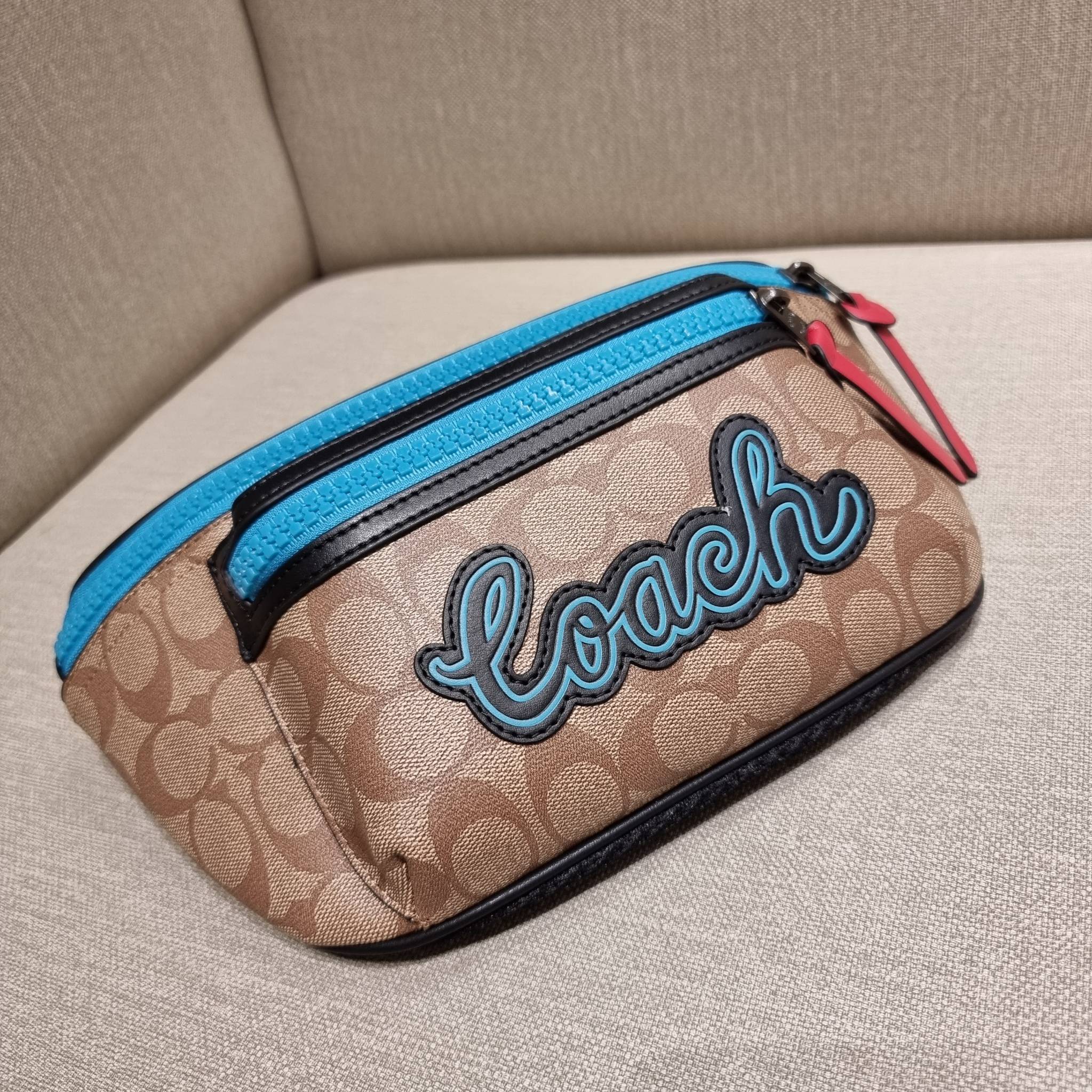 COACH F72931 TERRAIN BELT BAG IN SIGNATURE CANVAS กระเป๋าคาดอก ดีไซน์สุดเท่ มองยังไงก็ไม่มีเบื่อ ด้วยรูปลักษณ์ และความคลาสสิค ผสานกันอย่างลงตัว วัสดุหนังแคนวาสสลับหนังแท้ มีช่องซิปแบ่งเป็นสัดส่วน ด้านหลังบุนวมและมีช่องซิปไปอีก!! ภายในโล่งกว้าง ใส่กระเป๋าส