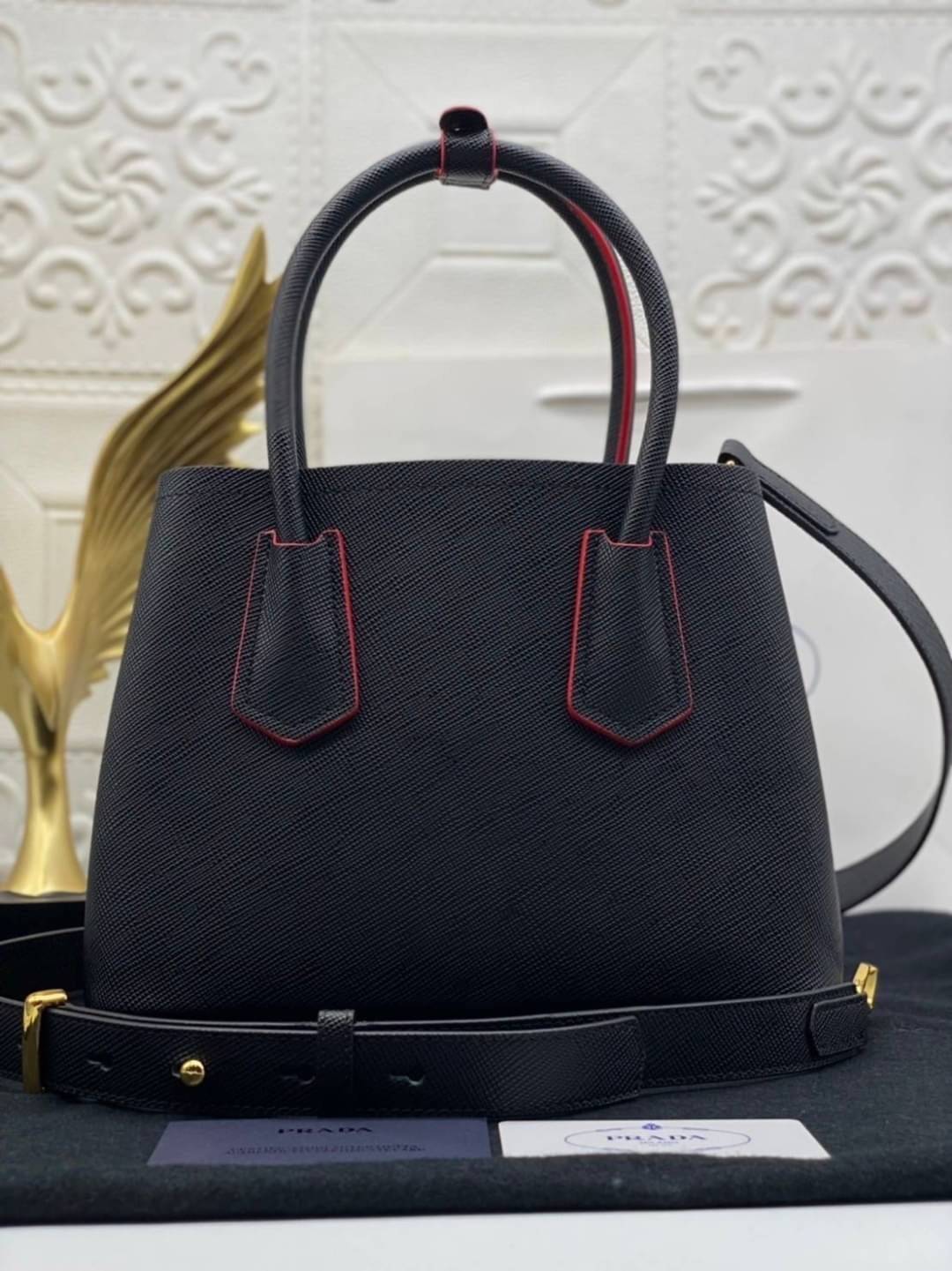 25cm Prada Small Saffiano Leather Double Bag / Prada Double Bag กระเป๋าสะพายพราด้า อีกหนึ่งรุ่นฮิต ให้พื้นที่จุของกว้างขวาง เป็น Tote Bag ใช้งานง่าย ได้ทุกที่ ทุกโอกาส ด้วยขนาดของกระเป๋าที่สามารถจุของได้หลากหลาย เป็นอีกรุ่นที่เหมาะสมสำหรับการเป็น Everyday