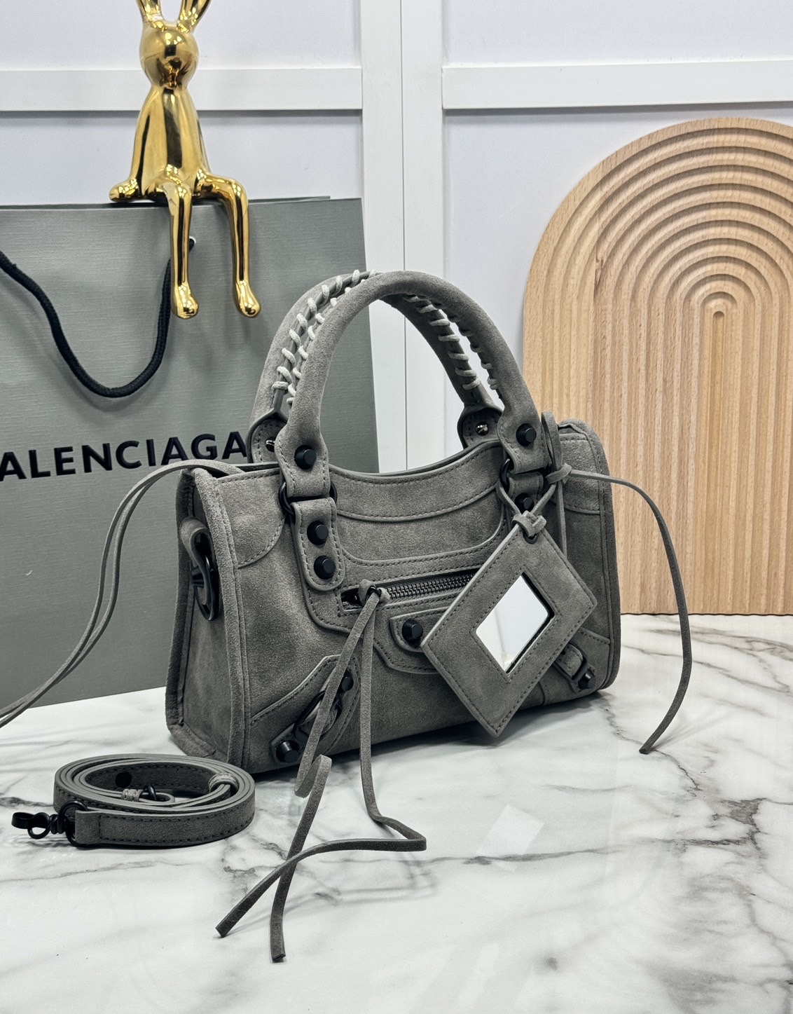 ORI หนังแท้ | Balenciaga Le City suede bag กระเป๋าถือ/สะพายข้างดีไซน์โดดเด่นสวยเท่ล้ำสมัย ใหม่ล่าสุดงานหนังกลับที่สุดแห่งความไอคอนิกไม่เหมือนใคร มีกิมมิคและลูกเล่นแพรวพราว