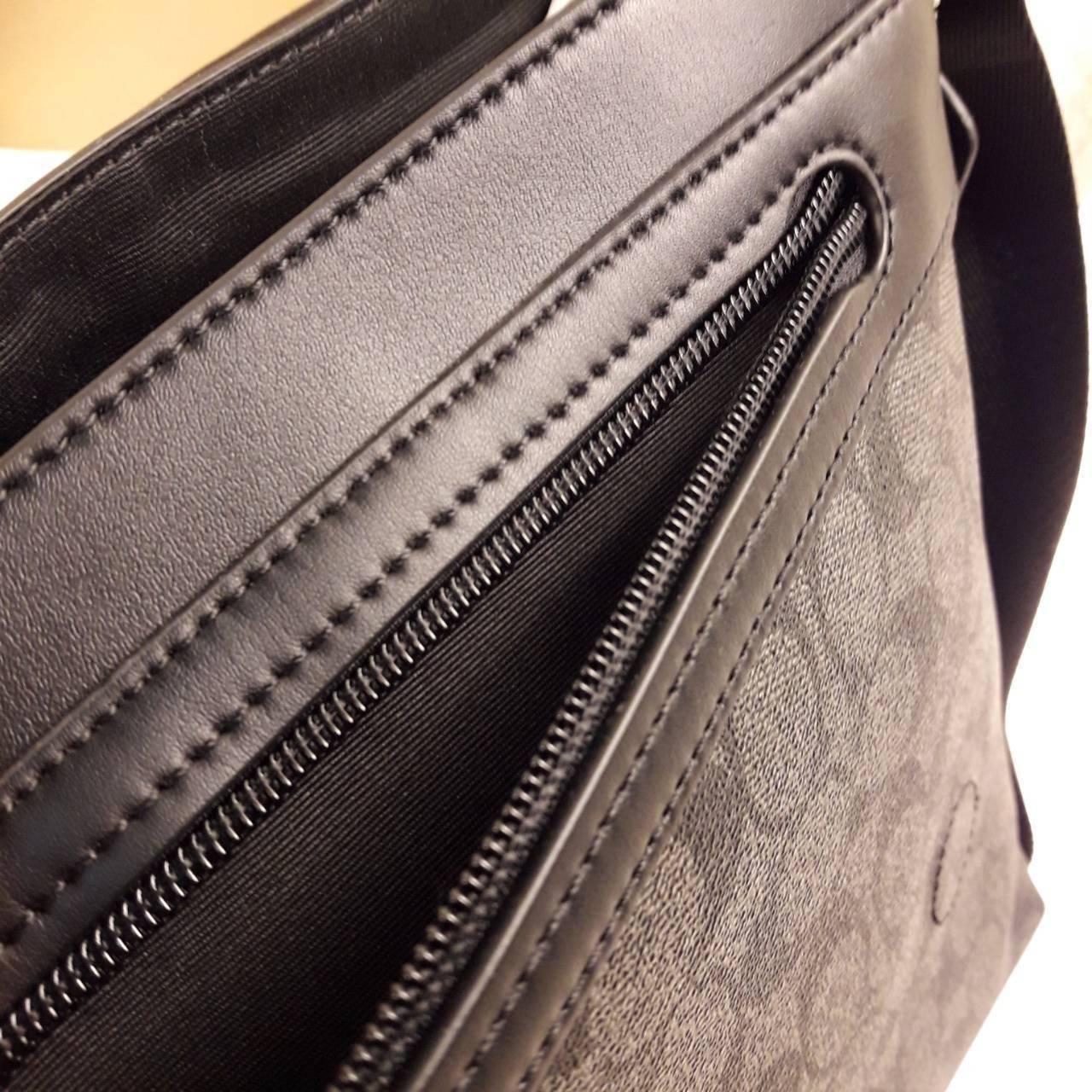 COACH CHARLES SMALL MESSENGER IN SIGNATURE (F54771)🌲ทั้งหล่อ ทั้งเท่มากๆขนาดนี้ ไม่ควรพลาด !! //สะพายข้างใบใหญ่ Unisex ใช้ได้ทั้งชายและหญิง // วัสดุแคนวาส ผสมหนังแท้อย่างดี อยู่ทรงสวย คุณภาพสุดๆ ฝาเปิดกระเป๋า ล็อคด้วยตัวล็อคแม่เหล็ก แน่นหนามากๆ ช่