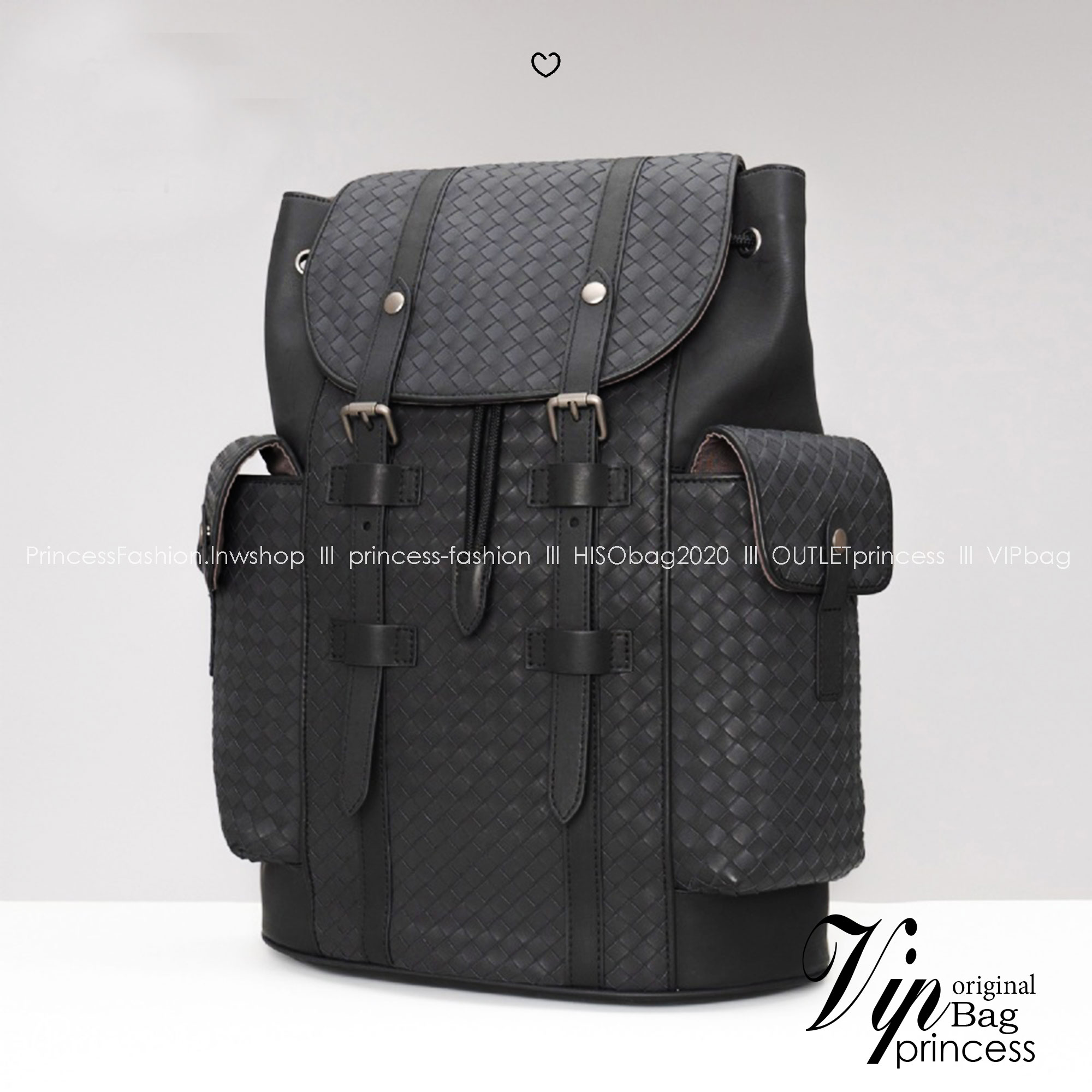 Bottega Veneta Shadow Signature Flap Backpack กระเป๋าเป้ โดดเด่นด้วยงานสานตารางสวยคลาสสิคเรียบหรูเป็นเอกลักษณ์ ดีไซน์เรียบง่าย แต่ดูแพง กิมมิคที่ใครๆก็อยากเป็นเจ้าของ