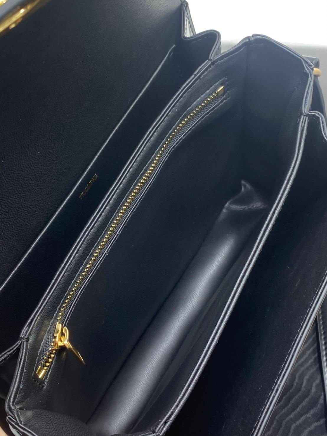 หนังแท้ CELINE TRIOMPHE CROSSBODY BAG ดีไซน์ยอดนิยมสไตล์สาว LISA ทรงสี่เหลี่ยมหนังสวยหรูอยู่ทรงเปิดปิดด้วยฝาปิดโลโก้แบรนด์อะไหล่ทอง ภายในมีช่องหลัก ช่องย่อย และช่องซิป สามารถใส่มือถือของใช้จุกจิกได้เยอะ มาพร้อมสายสะพายหนังยาวปรับระดับได้ จะสะพายไหล่ CROSS