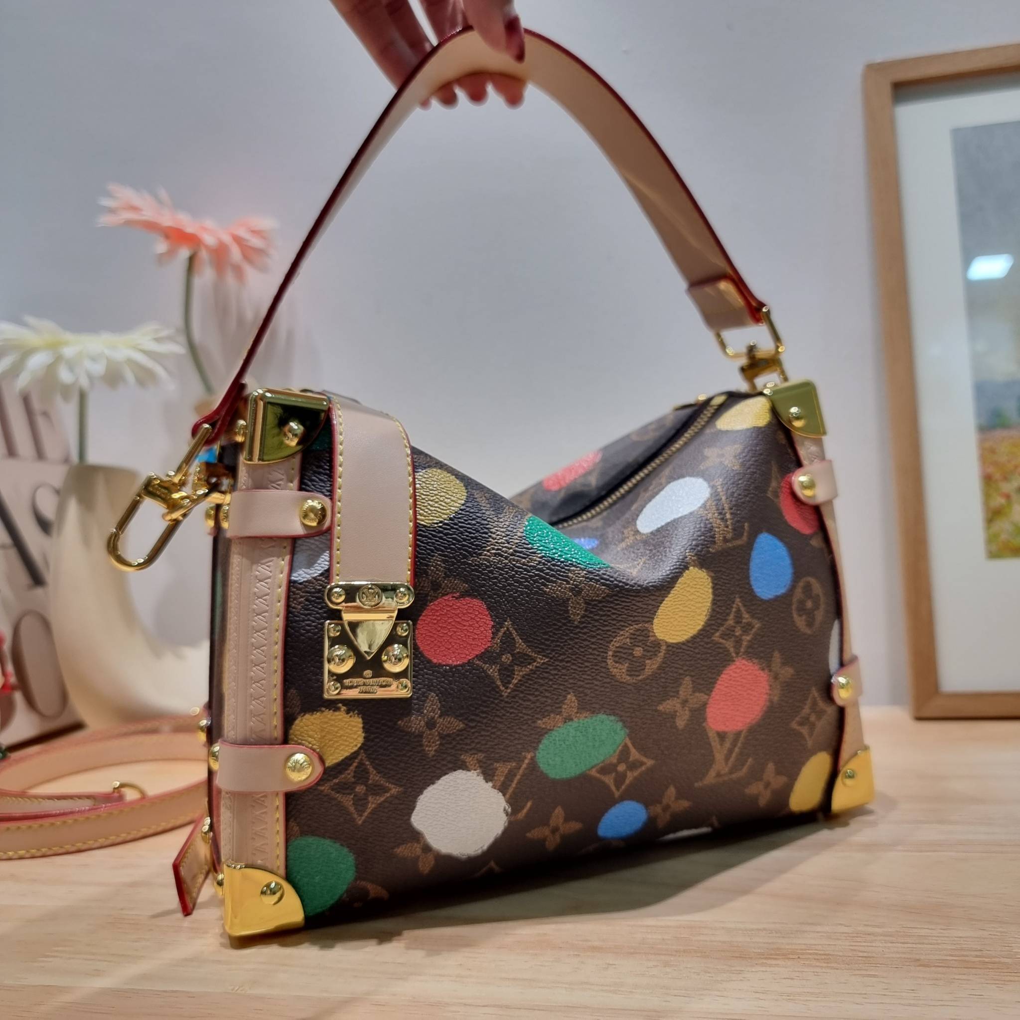 LV x YK SIDE TRUNK Monogram canvas bag สุดยอดกระเป๋าไอคอนนิค ทรงสวย ดีไซน์ใหม่ สวยมีเสน่ห์ รูปทรงกล่อง โดดเด่นด้วยหมุดเข้ามุม ซิปเปิด-ปิดล็อคได้ วัสดุหนังแคนวาส