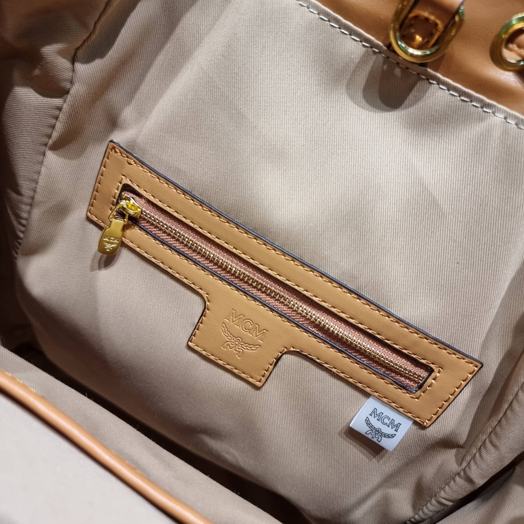 M.C.M SMALL BRANDENBURG BACKPACK IN VISETOS อีกหนึ่งไอเท็ม เอาใจสายเที่ยวแบบจัดหนัก ไม่รู้จะมีใบไหนคุ้มได้มากกว่านี้อีกแล้ว กระเป๋าเป้ใบใหญ่กำลังดี ดีไซน์ไม่ซ้ำใคร ฟังก์ชั่นการใช้งานตอบโจทย์หลายๆคนแน่นอน