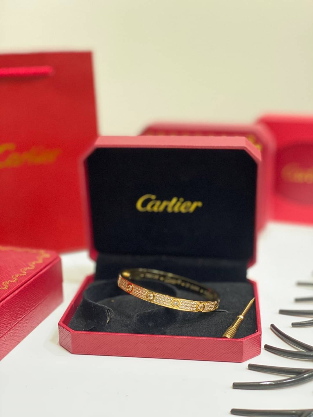 Cartier Love Bracelet มีเพชร กำไลข้อมือคาเทียร์ ภาพถ่ายจากงานจริง เกรดออริจินิล วัสดุคุณภาพดี ไม่ลอกไม่ดำ งานปั้มครบตามรูปเลยค่ะ