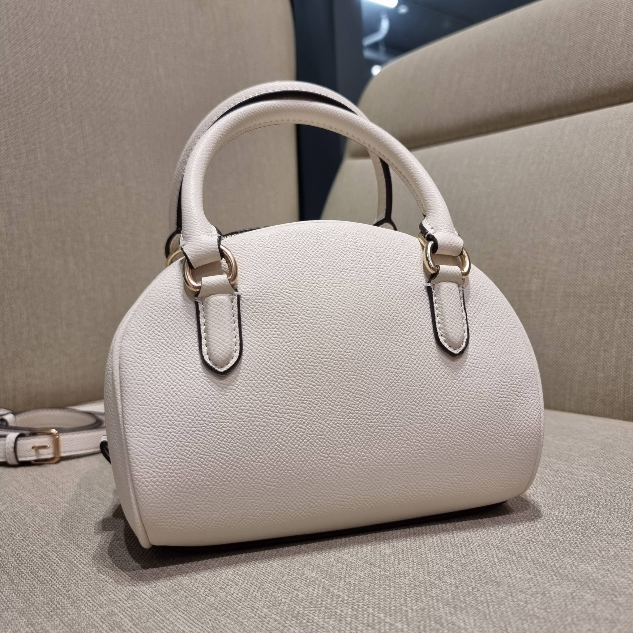 COACH SYDNEY SATCHEL BAG CA202 CA591 CB596 ใหม่ล่าสุด กับคอลที่สาวๆต้องหลงรัก กระเป๋าสะพายทรง satchel ที่มีรูปทรงดึงดูดสายตา สวยแรกเห็น วัสดุหนัง crossgrain พร้อมหูจับในตัว เปิด-ปิดด้วยซิป ภายในโล่งกว้าง ขนาดกำลังดี มีสายครอสให้ ปรับได้ตามชอบ ใบจริงลูกคุณ