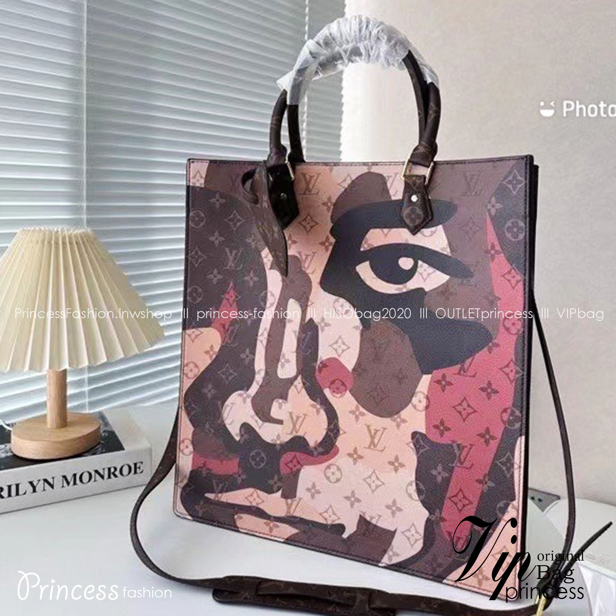 LV Sac Plat NV / LV Tote Bag พร้อมส่ง กระเป๋าสะพายมินิโท้ท ลิมิเต็ดลายใหม่ ฉีกทุกกฏเพราะใช้ได้แบบยูนิเซ็กส์ ใช้งานได้ง่ายด้วยหูจับ พร้อมสายสะพายยาวถอดออกได้