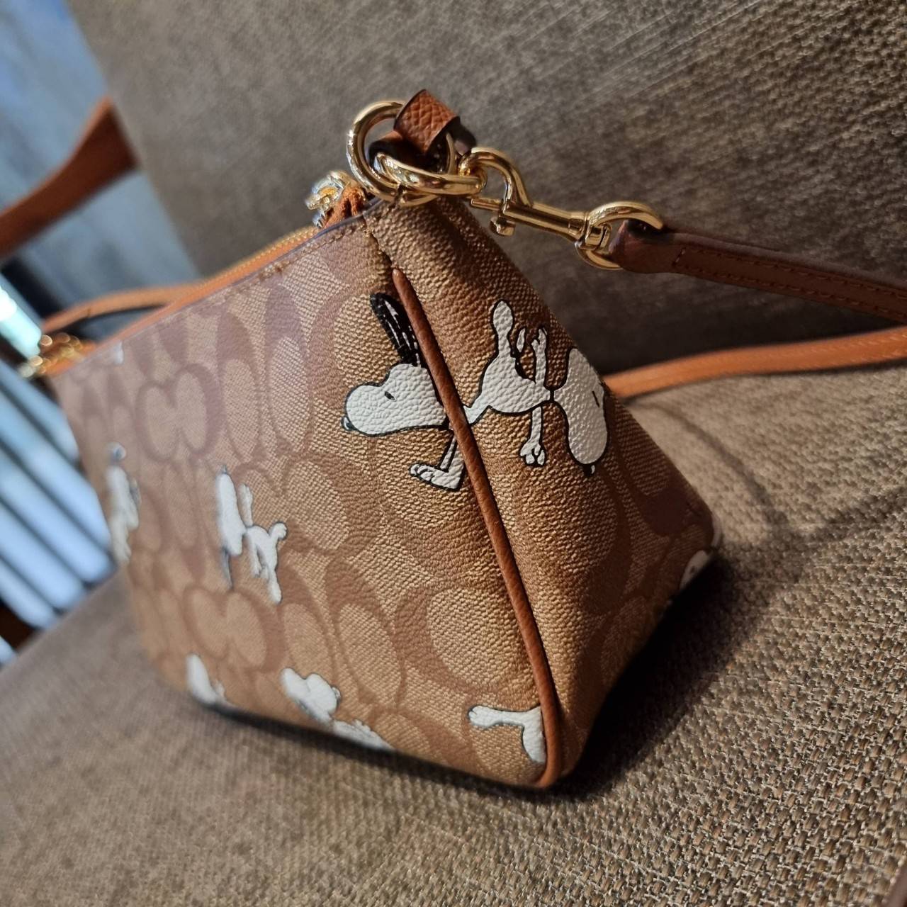 COACH F36674 TOP HANDLE POUCH IN SIGNATURE WITH SNOOPY PRINT คอลเลคชั่นใหม่ ในสไตล์พอช มาให้ช้อปก่อนใครในไทยจ้า น่ารักน่าใช้ไปอีกกับกระเป๋าสะพายทรงฮิตตลอดกาล ด้วยดีไซน์ที่ออกมาให้ใช้งานได้ง่าย ขนาดกำลังเหมาะ วัสดุแคนวาสทนทาน ดีไปหมดขนาดนี้!! คุณลูกค้าถึงส