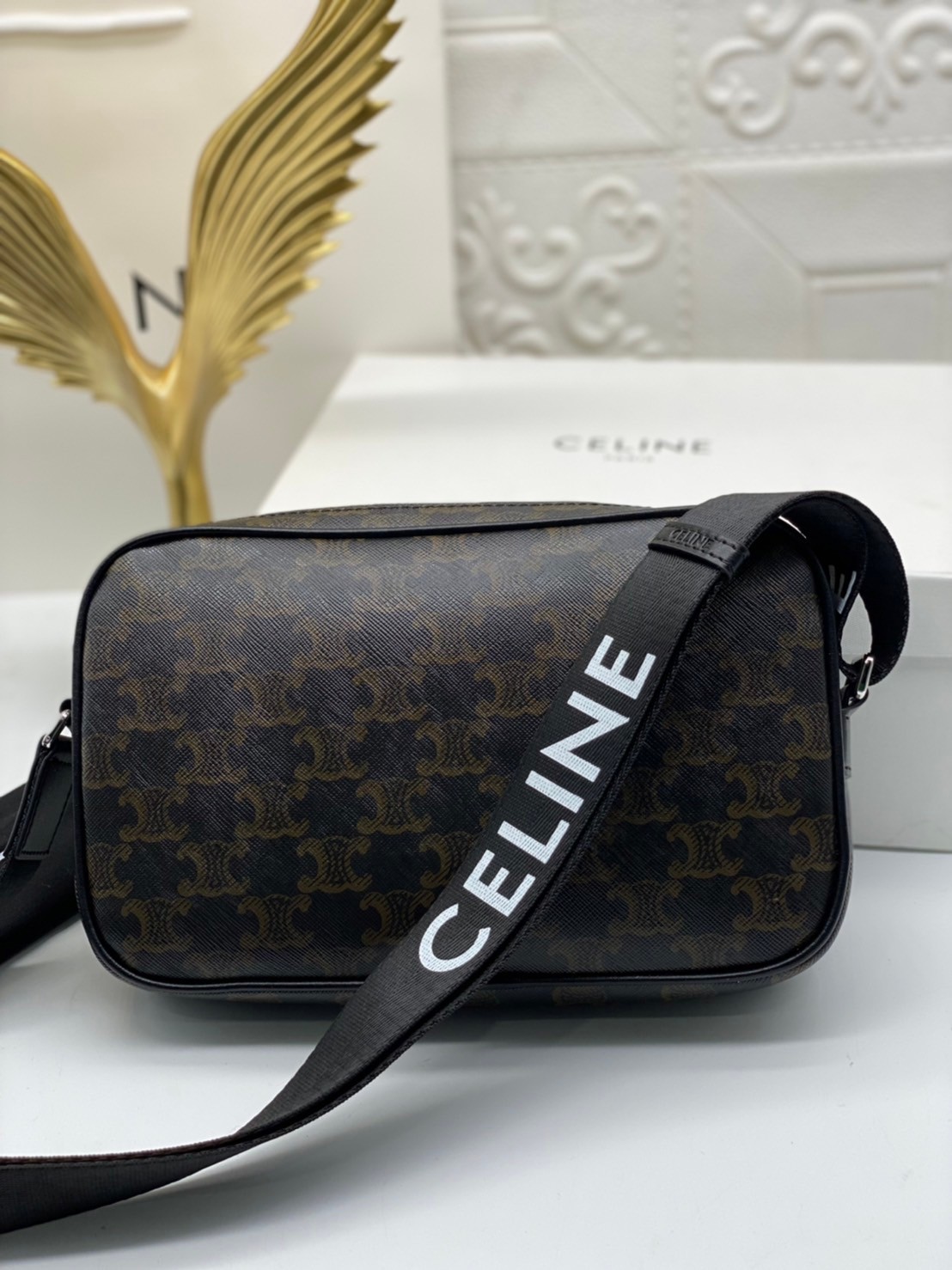 CELINE Medium Messenger bag in Triomphe Canvas / Celine Camera Bag กระเป๋าทรงครอสบอดี้ ใช้ได้ทั้งชายหญิง ขนาดกลางกำลังดี น้ำหนักเบา รูปทรงใช้งานง่าย ภาพสินค้าถ่ายจากงานขายจริง ใช้งานต่างประเทศได้