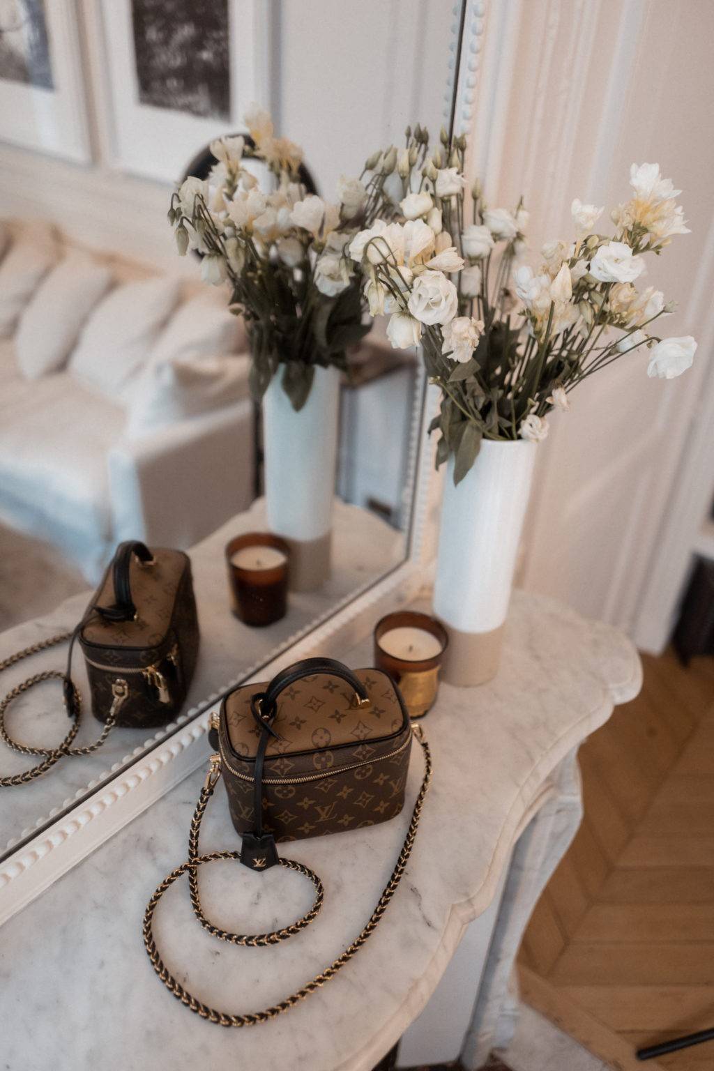 LV EXCLUSIVE VIP COSMETICS GIFT BOX กระเป๋าถือ/สะพาย สวยอยู่ทรง มาพร้อม box set สุดหรู adapt ใช้เป็นกระเป๋าเก็บเครื่องสำอางค์ ถือเชิดๆ หรือสะพายเลิศๆ ไปเที่ยว ไปไหนๆก็ดูแพง!! สวยจริงจัง!! พิเศษ!! มาพร้อมแม่กุญแจล็อคครบชุด และพวงหนังห้อย คุ้มมากๆแม๊!! ทุกด