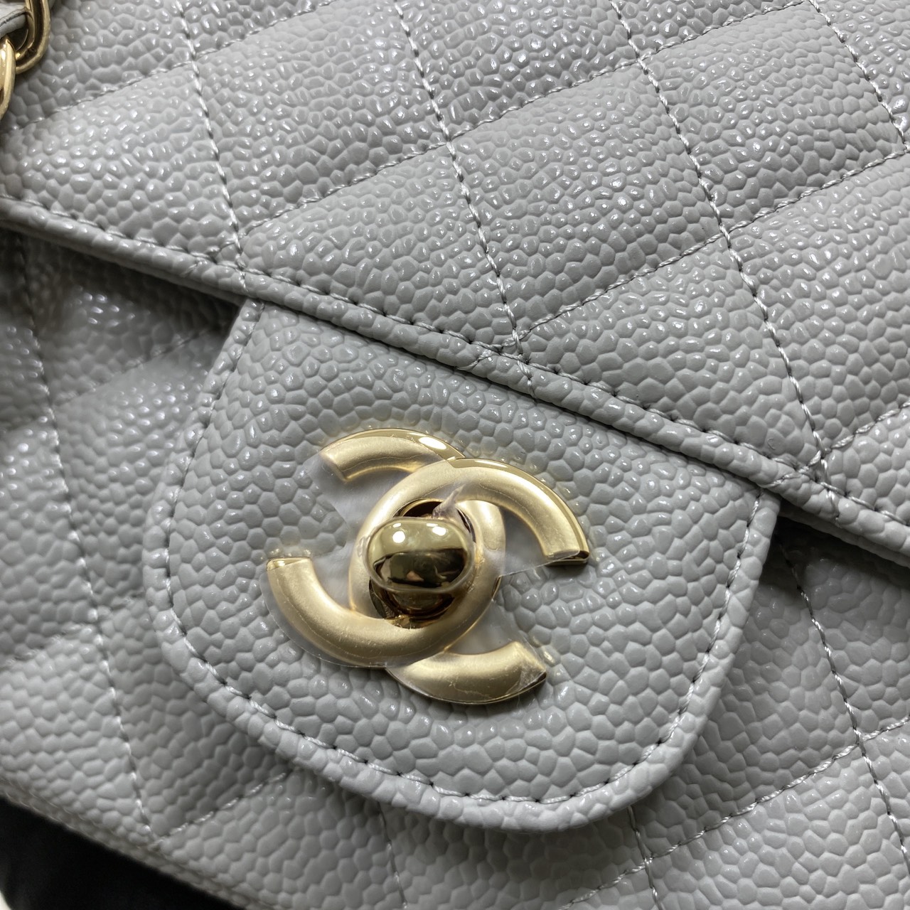 ORI หนังแท้ | CHANEL Classic Medium Flap Bag 25cm กระเป๋าสะพายคลาสสิกรุ่นยอดนิยมตลอดกาล ดีไซน์เรียบหรูหราขับผิว งานหนังแท้ อะไหล่ทองหรูหรา สุดยอดเดอะเบสท์ไอเท็ม