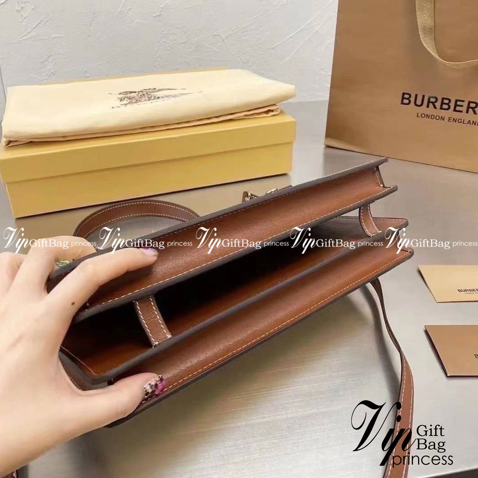 BURBERRY Horseferry Print Title Bag with Pocket Detail กระเป๋าสะพายโทนสีผู้ดี ดีต่อใจ ใบใหญ่กำลังดี จุของได้เยอะ ยิ่งใช้ หนังยิ่งสวย สายยาวถอด หยิบใช้ได้ทุกวัน ทุกโอกาสเลยคร้าาา งานจริงสวยคุ้มเกินราคา