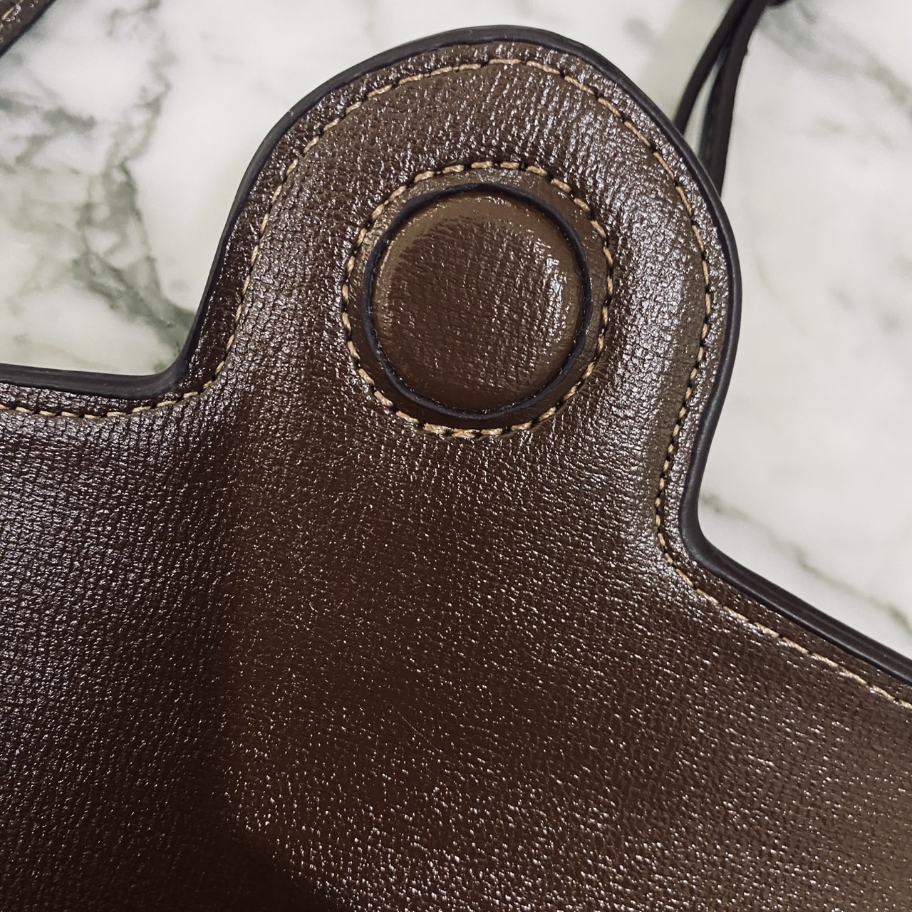 GUCCI Horsebit 1955 Mini Bag กระเป๋าสะพายทรงกล่องสวยอยู่ทรง ใส่โทรศัพท์หรือของใช้เล็กน้อยได้อย่างคล่องตัว แฝงความหรูราคาดีงามจัดมาให้พร้อม box set เป็นใบที่จะหยิบใช้ได้บ่อยๆ ด้วยขนาดกำลังดีใบนี้เอาอยู่เลยค่ะ