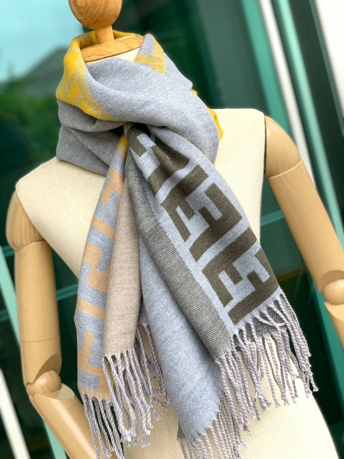 Fendi Scarves For Women’s Accessories Scarf แบรนด์แฟชั่นชั้นนำจากอิตาลี ส่งมอบความรู้สึกดีๆให้กับคนที่คุณรัก ในรูปแบบผ้าพันคอและผ้าคลุมไหล่ผืนใหญ่เพิ่มความอบอุ่น ถักทอด้วยผ้าcashmere เนื้อผ้านิ่ม สัมผัสนุ่มมือ ทอลายในตัว สีและลายคมชัด เหมาะสำหรับเป็นของฝา