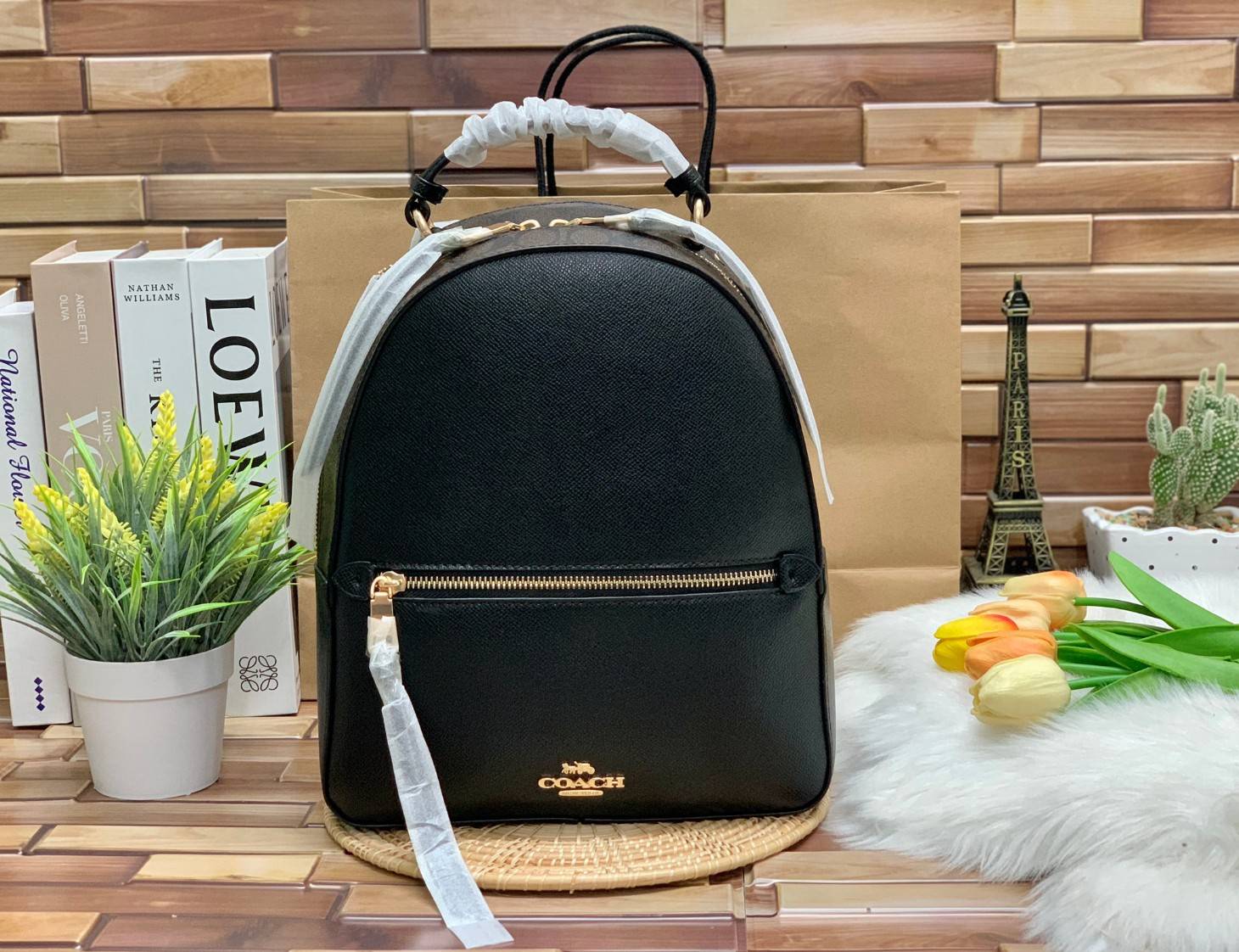 COACH JORDYN BACKPACK IN BLOCKED SIGNATURE ((76622//76624//76715)) พร้อมส่ง กระเป๋าสะพายหลังแบบมีหูหิ้ว หนังแท้ หนังนิ่มอย่างดีเลยค่า ด้านหน้ามีช่องซิปหนึ่งช่องสำหรับใส่ของจุกจิกนะคะ เปิดปิดช่องหลักแบบซิปคู่ หัวซิปมีหนังห้อยมาให้ ภายในกระเป๋าโล่งใส่สัมภาร