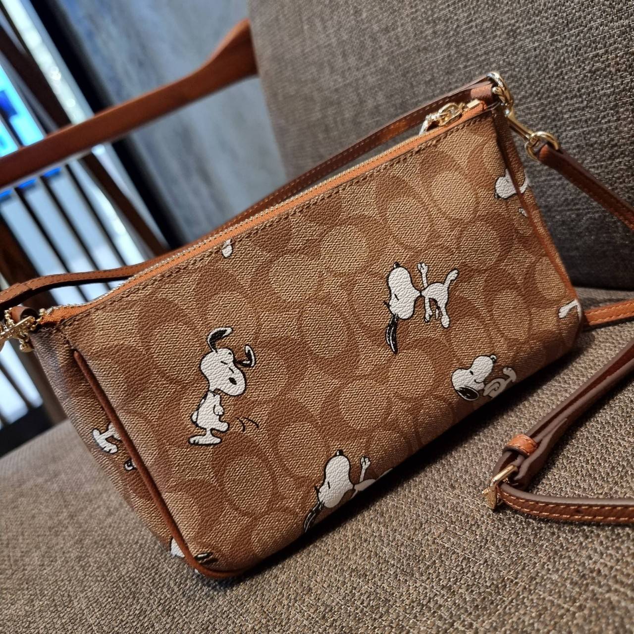 COACH F36674 TOP HANDLE POUCH IN SIGNATURE WITH SNOOPY PRINT คอลเลคชั่นใหม่ ในสไตล์พอช มาให้ช้อปก่อนใครในไทยจ้า น่ารักน่าใช้ไปอีกกับกระเป๋าสะพายทรงฮิตตลอดกาล ด้วยดีไซน์ที่ออกมาให้ใช้งานได้ง่าย ขนาดกำลังเหมาะ วัสดุแคนวาสทนทาน ดีไปหมดขนาดนี้!! คุณลูกค้าถึงส