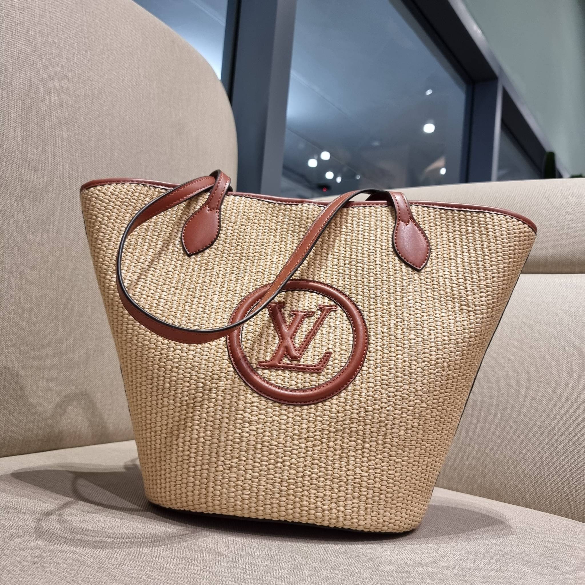 LV SAINT JACQUES LIMITED BAG ไอเท็ม เอ็กซ์คลูซีพจัดมาให้สาวๆโดยเฉพาะ!! กระเป๋าสะพายใบใหญ่รุ่นลิมิเต็ดหายาก ด้วยวัสดุสังเคราห์จากธรรมชาติ สานเต็มใบออกมาเป็นลวดลายสวยงาม และยังโดดเด่นด้วยโลโก้ สีโทนอุ่น ทำให้ไอเท็มนี้ ดูดีน่าค้นหา มาพร้อมใบลูกอีกหนึ่ง ที่สา