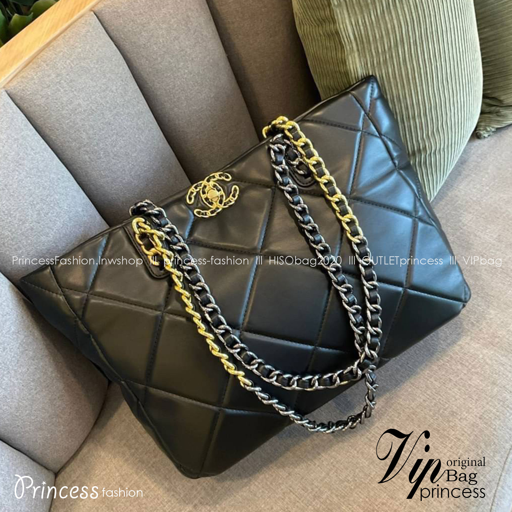 CHANEL LEATHER TOTE BAG ของเข้าเติมสต้อค ได้ล้อตราคาพิเศษค่าา ✨ รุ่นใหม่ล่าสุด ทรงที่สาวๆรอคอย ไซส์ใหญ่อลัง ตัวกระเป๋าเป็นหนังแท้เนื้อนิ่มทั้งใบ เนื้อหนาดีมาก อะไหล่สามสี ประดับโลโก้แบรนด์สลับโซ่