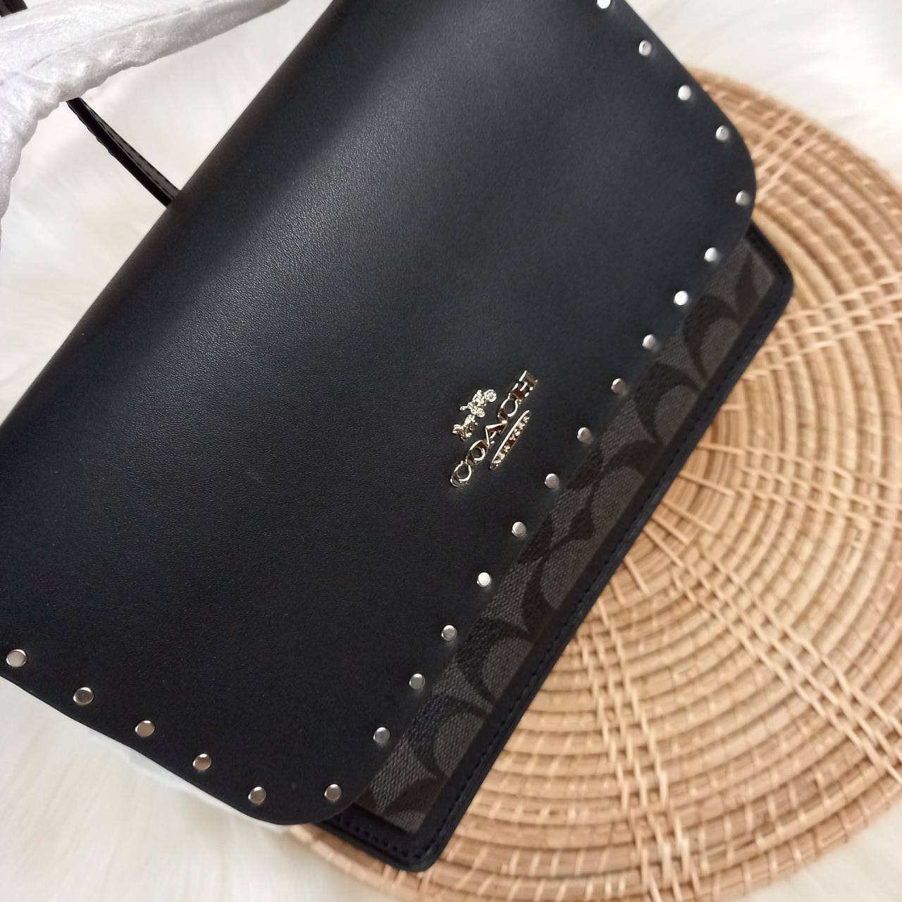 COACH KLARE CROSSBODY IN SIGNATURE CANVAS WITH RIVETS (90400) กระเป๋าถือ กระเป๋าสะพาย รูปทรงสวยงามสุดคลาสสิค แมทท์ง่ายเข้าได้กับทุกลุค แอบกระซิบดังๆนิดนึงว่า! ใบจริงสวยม๊ากก!!// วัสดุแคนวาส ผสมหนังแท้ อยู่ทรง รูปทรงสวยม๊ากก!// ด้านในแบ่งช่องให้ถึง 4 ช่อง 