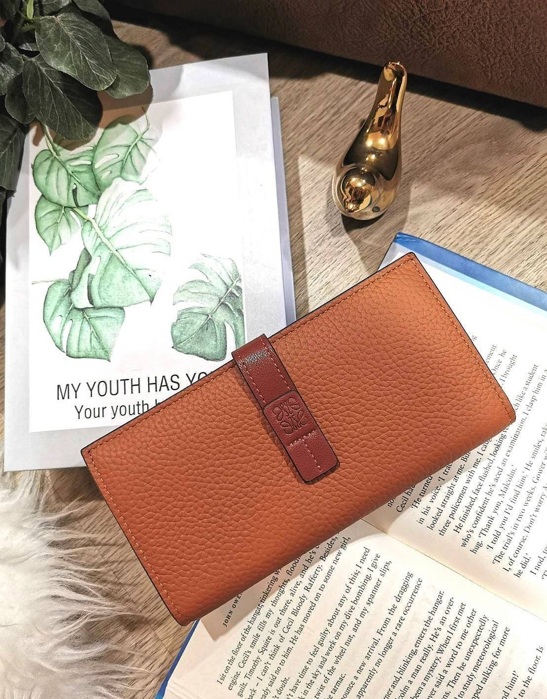 LOEWE LONG WALLET BAG VIP วัสดุหนังแท้เทคเจอร์สวยอยู่ทรงปั้มโลโก้แบรนด์ด้านหน้าเปิดปิดด้วยกระดุม ภายในมีช่องใส่ธนบัตรหลายช่อง ช่องหลักสามารถใส่มือถือได้ มีช่องซิปใส่เหรียญ ช่องใส่ธนบัตรใส่แบงก์พันได้ สวยน่าใช้ พร้อมส่งที่ไทยสุดคุ้มห้ามพลาด!