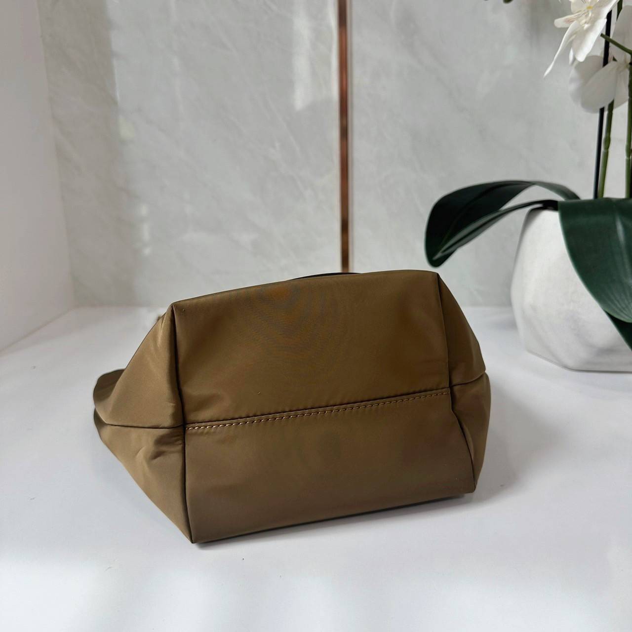 TORY BURCH Ella Chain Crossbody Nylon Bag กระเป๋าคล้องไหล่สายโซ่หรูหราโดดเด่นด้วยโลโก้หนังด้านหน้า สามารถปรับสะพายคอสบอดี้ สะพาลไหล่ได้