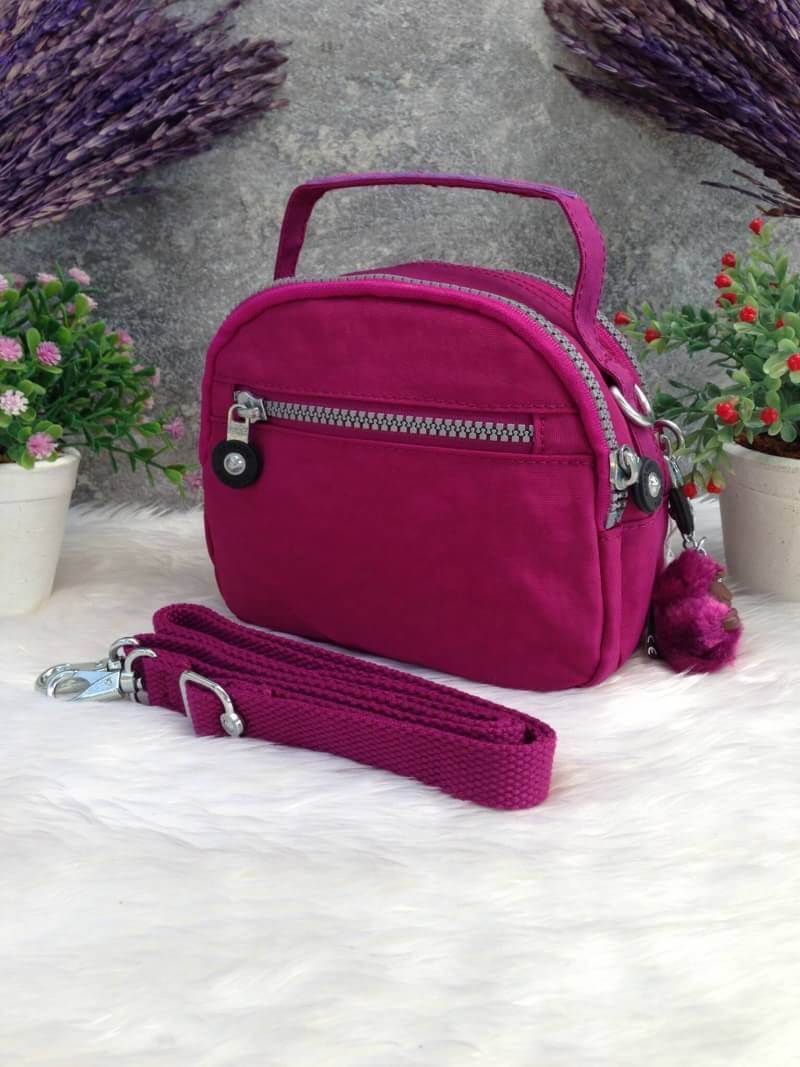 Kipling Mini Shoulder Bag K13869 Outlet Hongkong กระเป๋าสะพายไหล่ใบเล็กน่ารัก วัสดุผ้าไนล่อนกันน้ำอย่างดีตามแบบฉบับแบรนด์ แบ่งเป็นช่องซิป 3 ช่อง มีหูจับ ด้านในบุผ้าแบรนด์ มาพร้อมพวงกุญแจน้องลิง ใบนี้จุของได้เยอะน้ำหนักเบาค่ะ เหมาะมากกับการสะพายไปเที่ยวชิว