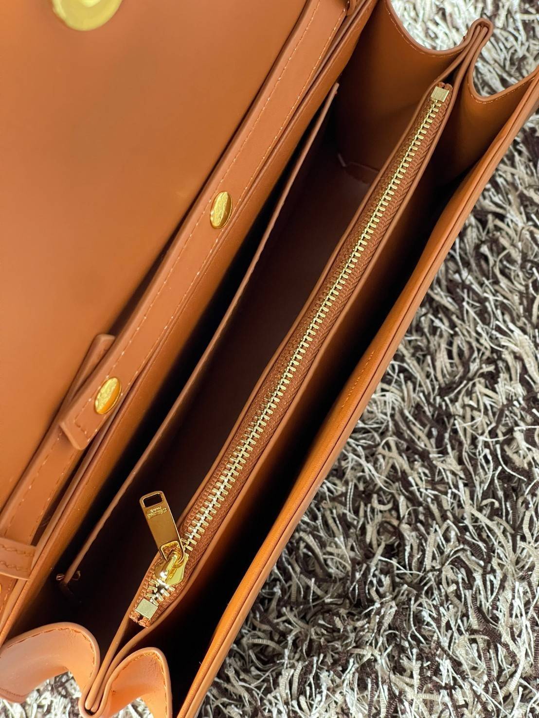 CELINE TRAPEZE TRIOMPHE BAG ดีไซน์เรียบหรู Timeless โดดเด่นมีเอกลักษณ์ ใช้ได้หลายโอกาส แมทช์กับการแต่งตัวง่าย จึงครองใจสาว ๆ ได้ไม่ยาก โดยเป็นกระเป๋าสะพายไหล่ที่อัดแน่นด้วยกลิ่นอายความคลาสสิกและหรูหราตามแบบฉบับของ Celine ด้านหน้าตกแต่งด้วยโลโก้สีทองโดดเด่