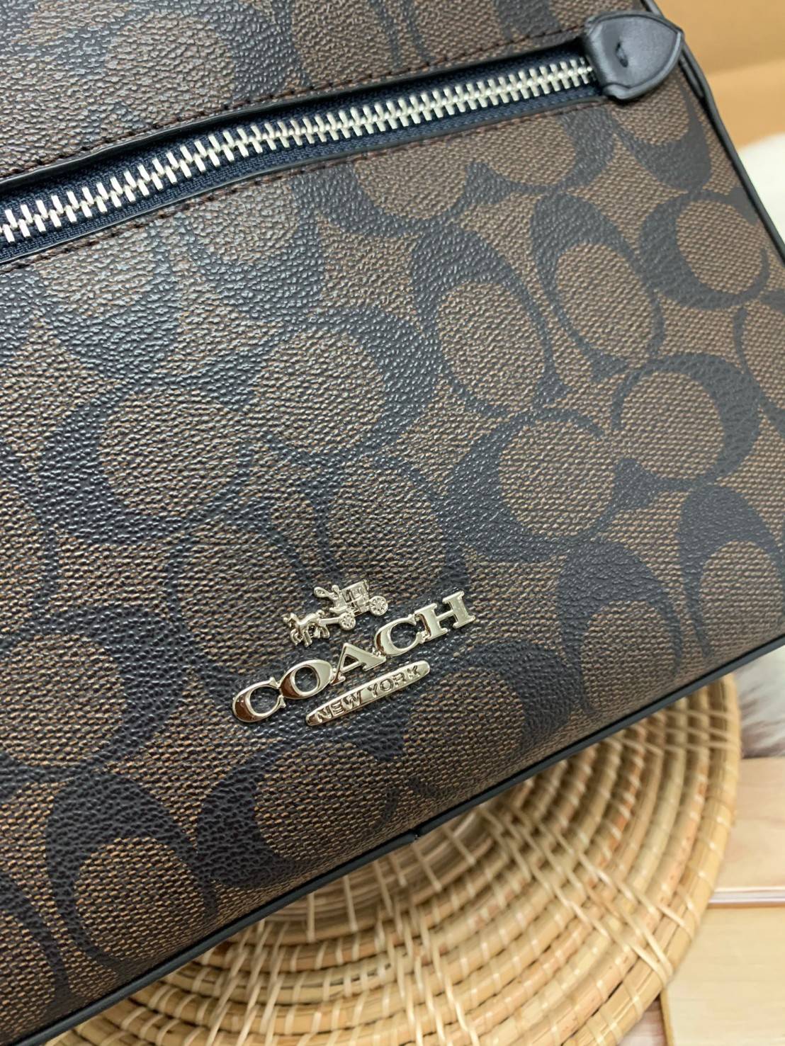 COACH JORDYN BACKPACK IN BLOCKED SIGNATURE ((76622//76624//76715)) พร้อมส่ง กระเป๋าสะพายหลังแบบมีหูหิ้ว หนังแท้ หนังนิ่มอย่างดีเลยค่า ด้านหน้ามีช่องซิปหนึ่งช่องสำหรับใส่ของจุกจิกนะคะ เปิดปิดช่องหลักแบบซิปคู่ หัวซิปมีหนังห้อยมาให้ ภายในกระเป๋าโล่งใส่สัมภาร