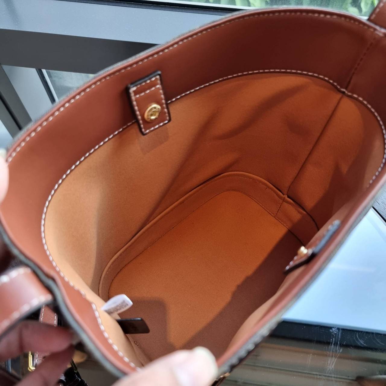 VIP 】CELINE BUCKET BAG CUIR TRIOMPHE คอลเลคชั่นใหม่ ฮิตข้ามปี กับกระเป๋าสะพายทรงถัง ใช้งานง่ายที่สุด สายสะพายในตัว ปรับใช้ได้เลย วัสดุหนังวัว เรียบหรู ผู้ดีไปอีก โดดเด่นด้วยโลโก้เอกลักษณ์ มีกระดุมปิดที่ปากกระเป๋า ภายในโล่งกว้าง ใส่ของแบบจุๆไปเลย เป็นรุ่นท