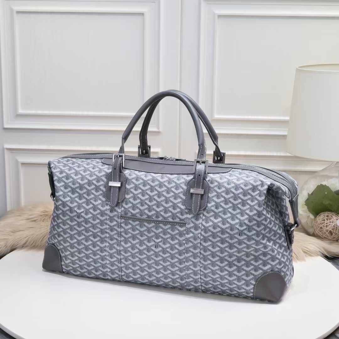 Goyard Boeing Travel 55 Duffle Bag กระเป๋าเดินทางใบใหญ่ ดีไซน์สวยคลาสสิกเป็นเอกลักษณ์ ไอเท็มที่จะทำให้การเดินทางไม่ธรรมดาอีกต่อไป ด้วยดีเทลความเป็นเอกลักษณ์ เรียบแต่หรู ภายในจุของได้เยอะมาก ใหญ่จริง!! ใบนี้คุ้มค่าราคามากๆ