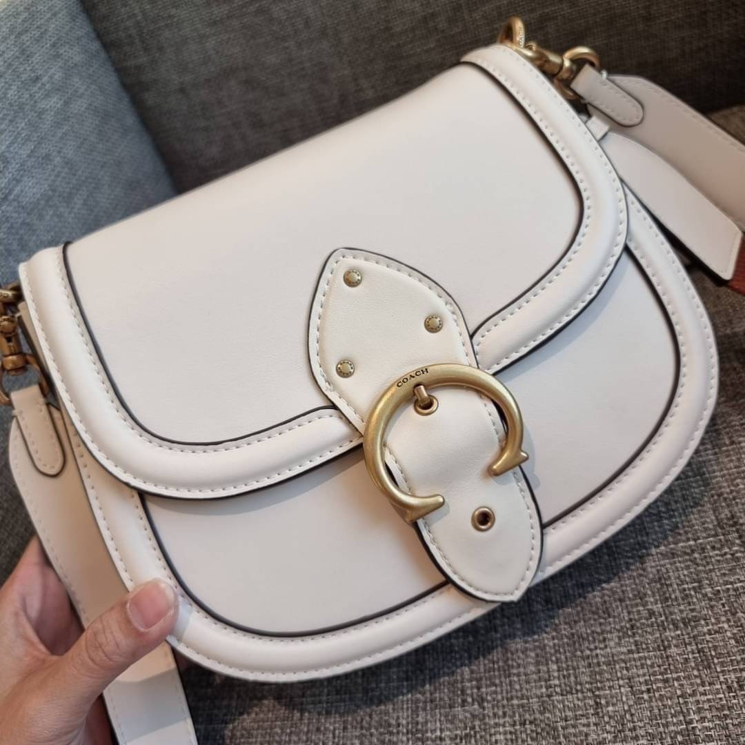 COACH C0749 BEAT SADDLE BAG The best item! ที่สาวๆรอคอย! ฮอตไฟลุก! สีหายาก ละมุนคุณหนู คอลเลคชั่นใหม่ ดีไซน์หรูหรา พิเศษมากๆมาพร้อมสายสะพาย 2 เส้น ใช้คู่กันหรือแยกสะพายก็สวยครบสูตร กระเป๋าสะพายทรง saddle คลาสสิค วัสดุหนัง glove-tanned ทนทาน เปิด-ปิดด้วยกร