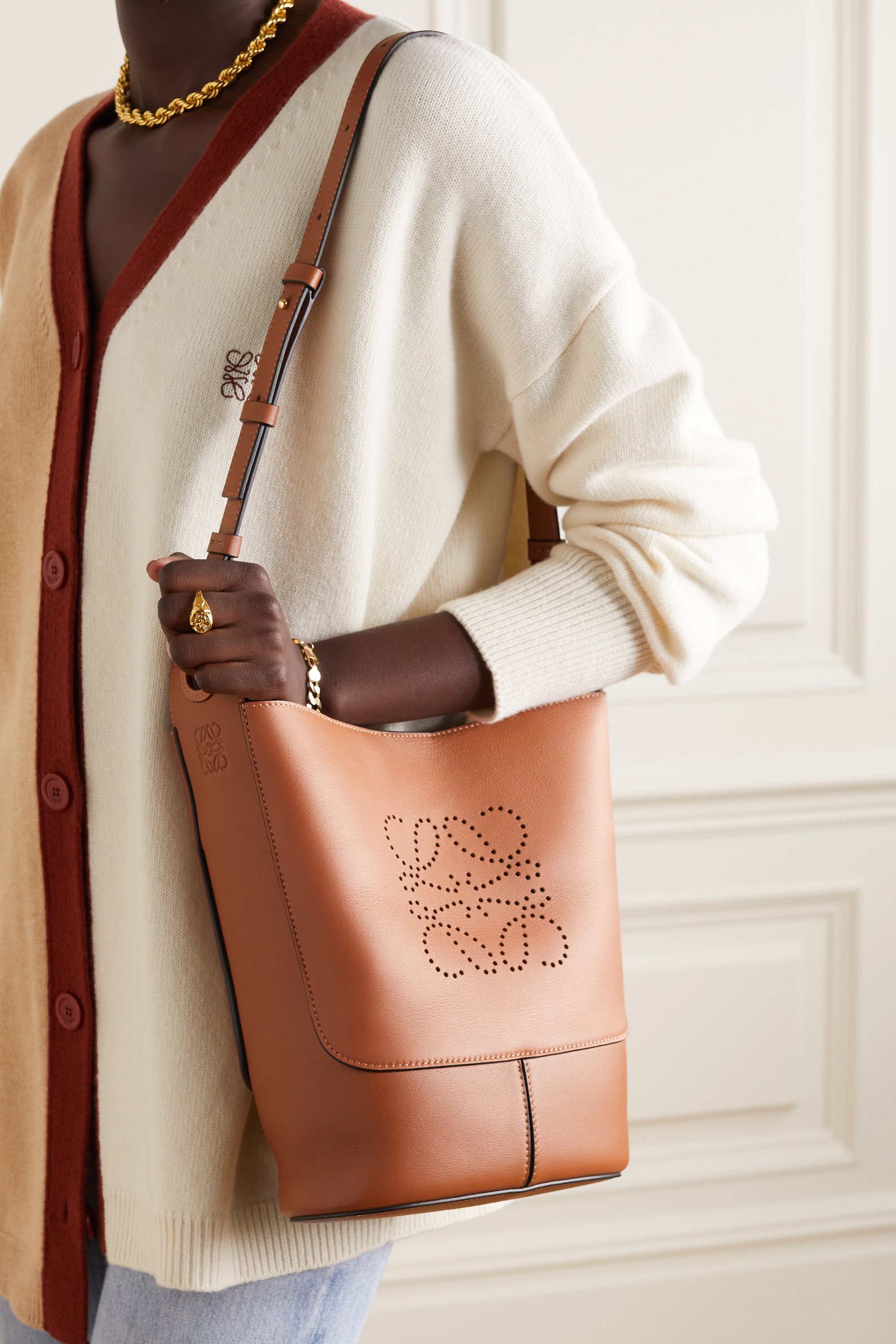 LOEWE HOBO LEATHER SHOULDER BAG VIP GIFT WITH PURCHASE (GWP) กระเป๋าหนังแท้พรีเมี่ยมกิ๊ฟ Limited Edition จาก LOEWE PERFUME DUTYFREE รุ่น Rare items วัสดุหนังแท้ Lambskin หนังนิ่มสวยดีไซน์หรูด้านหน้าฉลุโลโก้ Loewe Anagram คงเอกลักษณ์แบรนด์ ภายในโล่งกว้างวั