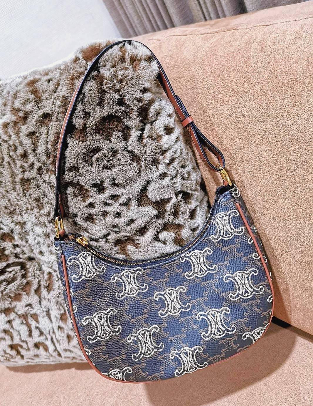 CELINE SHOULDER BAG VIP วัสดุ TRIOMPHE CANVAS ดีไซน์สวยหรูฮิตสุดในเกาหลี! หนังสวยอยู่ทรงกันน้ำ เปิดปิดด้วยซิปแบรนด์สีทอง ภายในโล่งกว้างและจุ สามารถใส่มือถือ กระเป๋าสตางค์ ของใช้ได้เยอะ สายสะพายหนังปรับได้อะไหล่ทองหรูมีโลโก้แบรนด์ ไอเท็มแนะนำพร้อมส่งที่ไทย