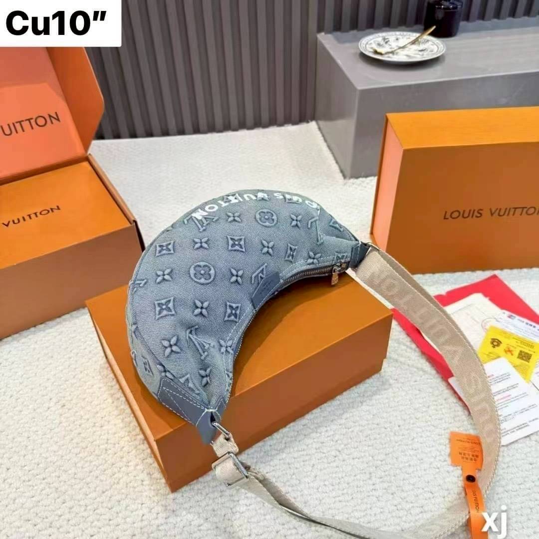 LV Hamac Bag PM Washed Denim Bag กระเป๋าสะพายทรงคลาสสิคใช้งานง่าย เอาใจหนุ่มๆและสาวๆสุดเท่ห์ แต่งตัวอักษรแบรนด์ที่ตัวกระเป๋าสวยโดดเด่นในดีไซน์เดนิมคมชัด กับอีกหนึ่งไอเท็มที่กำลังเป็นที่นิยม