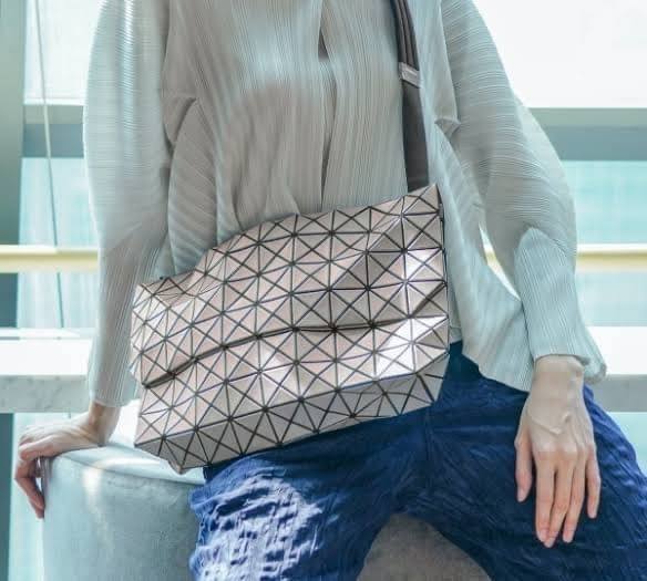 Baobao Issey Miyake Prism Sac ชาวมินิมอลทั้งชายและหญิงต้องถูกใจรุ่นนี้ เพราะ Prism Sac เป็นกระเป๋าแบบ unisex ที่มาพร้อมกับความเรียบง่ายของวัสดุเนื้อแมตต์ แต่ให้ลุคสไตล์เท่แบบคูลๆ โดดเด่นด้วยดีไซน์ที่ออกแบบมาให้ใช้งานที่ง่าย ตอบโจทย์ทุกสถานการณ์ฝาพับแบบเปิ