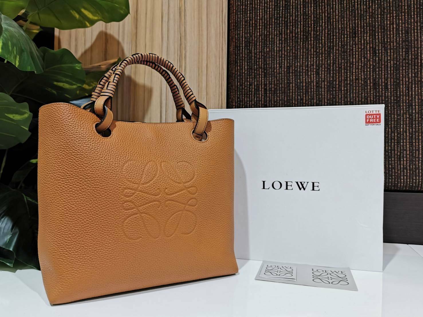 LOEWE HANDLE & SHOULDER BAG VIP GIFT WITH PURCHASE (GWP) กระเป๋าหนังแท้พรีเมี่ยมกิ๊ฟ Limited จาก LOEWE PERFUME DUTYFREE รุ่น Rare items สุดๆวัสดุหนังแท้ Lambskin แบบนิ่มเทคเจอร์สวยดีไซน์สุดหรูคงเอกลักษณ์แบรนด์ ภายในโล่งกว้าง ซับในหนังกลับ ใบใหญ่กำลังดีจุส